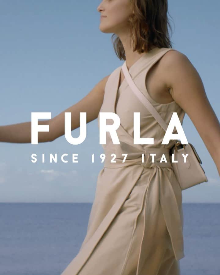 フルラのインスタグラム：「The soundtrack of the most carefree days is on. Dream big.  Go with the #FunFurla flow and discover the new SS21 adv campaign. Link in bio.  #thefurlasociety #furlafeeling #newcollection #furla #accessories #fashion」