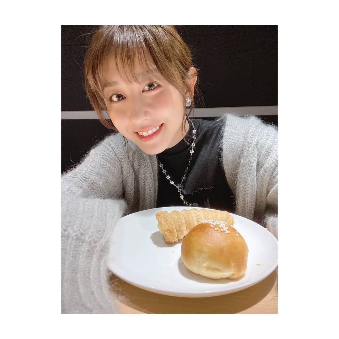 斎藤ちはるさんのインスタグラム写真 - (斎藤ちはるInstagram)「なんだか、私食べ物と映っている写真多くない…？🤭 . (主にパン) . . #食べるの大好き #食欲の冬 #いや #もはや #食欲の春夏秋冬 #ということで #今夜 も #秋山とパン #見てくださいね #1時56分 から #花澤香菜 さん #出演 でございます #秋パン ファンなんですって… #うれしい . . #斎藤ちはる#テレビ朝日アナウンサー#テレビ朝日#テレ朝#アナウンサー#秋パン#ファン#秋山とパン#パン#パン好き#パン派#パン屋#パン屋巡り#パン活#ナレーション#コルネ#コロネ#違い」1月27日 20時15分 - chiharu_saito_ex