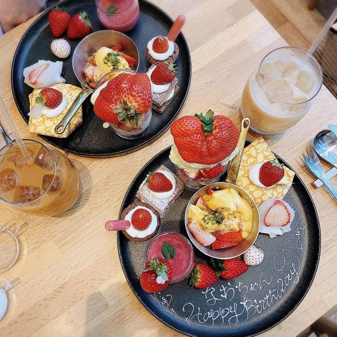 nyaachanのインスタグラム：「* 苺🍓大好きな私としてはたまらないカフェ🥺 是非ともまたいきたい❤︎ * そしてまたまたお誕生日お祝いしてもらった、幸せ😭✨ *  #大阪カフェ#cafe#カフェスタグラム#大阪カフェ部#cafestagram#カフェ巡り#instagood#love#食べスタグラム#カフェ好きな人と繋がりたい#本町カフェ#本町デザート#苺好き#苺タルト#苺スイーツ #紅茶#心斎橋カフェ#アフタヌーンティー#本町#fruit#strawberry#strawberrycake」
