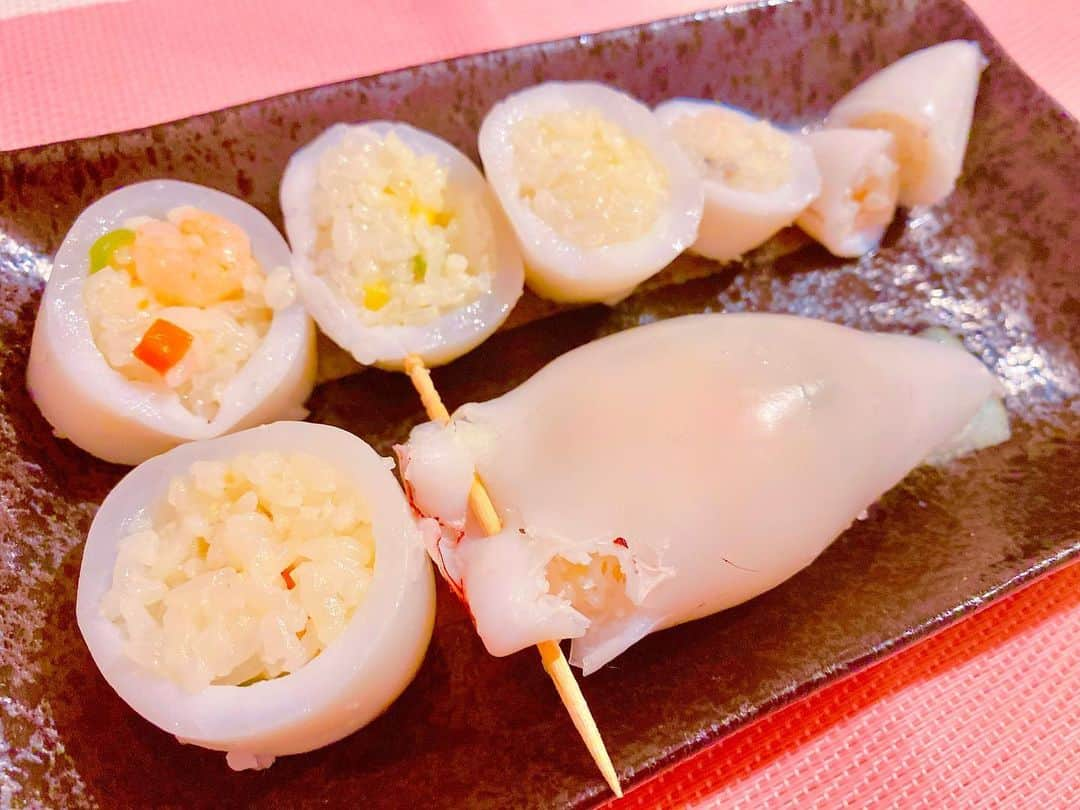 井上直美さんのインスタグラム写真 - (井上直美Instagram)「超手抜き飯！ いつもイカ飯はもち米入れて、調味料入れてetcやってたけど、冷凍ピラフ入れてチンするだけでも美味しいよ！と教えてもらい早速やってみた！ めっちゃ楽じゃないか！10分もかからない。笑 　#釣り　#釣りガール　#イカ飯　#マルイカ　#超簡単　#時短レシピ　　#ずぼら飯  #レンジで簡単  #釣り好きな人と繋がりたい  #井上直美　#半熟女　#なおチンぎょ」1月27日 20時09分 - naochingyo