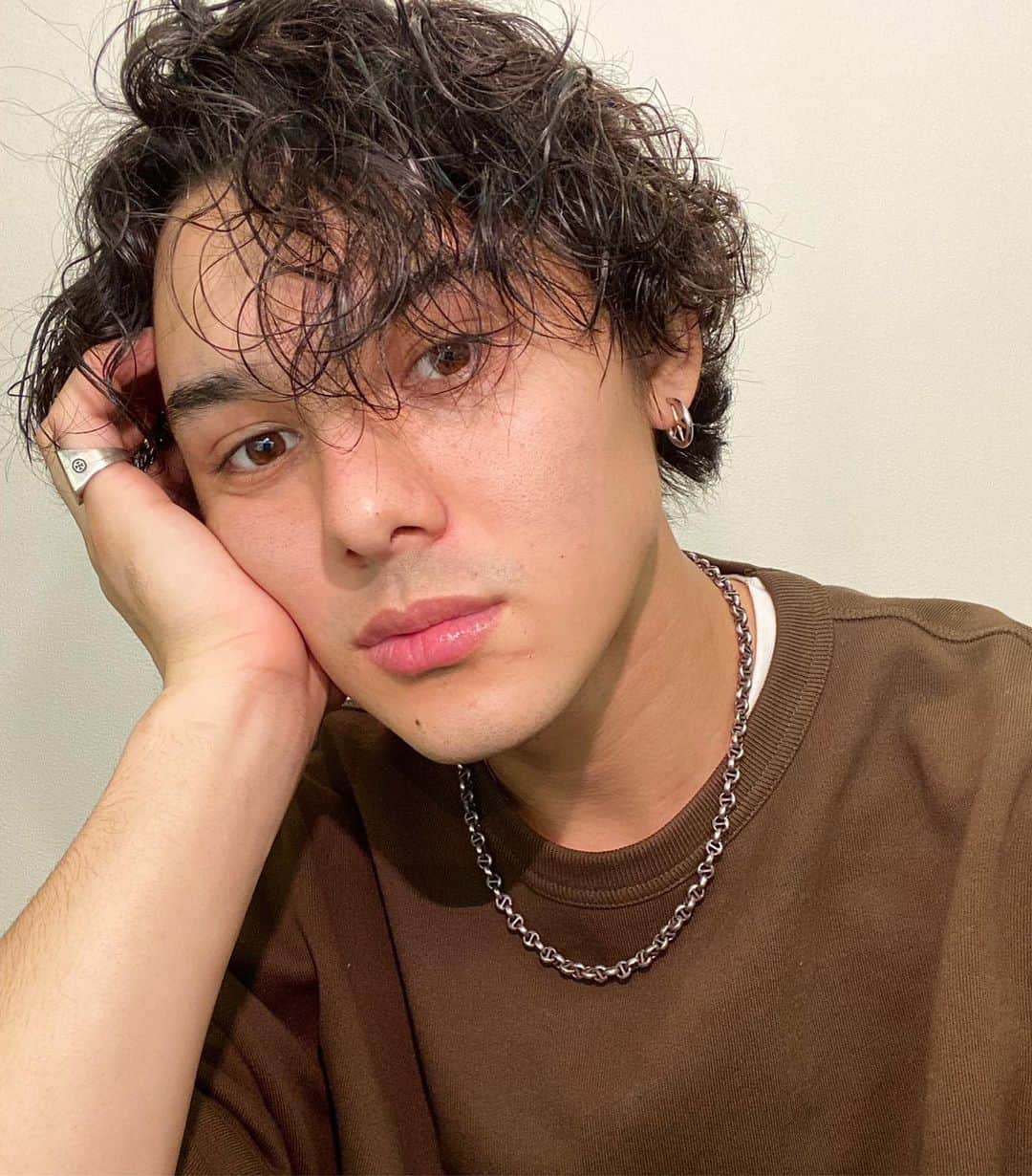 大田光るさんのインスタグラム写真 - (大田光るInstagram)「New hair✌🏼パーマかけた✌🏼 から痛みやすい髪に最近のお気に入りシャンプー。これ匂いが好みでめっちゃいい。 . . #oceantokyo #シャンプー」1月27日 20時10分 - hikaruota_official