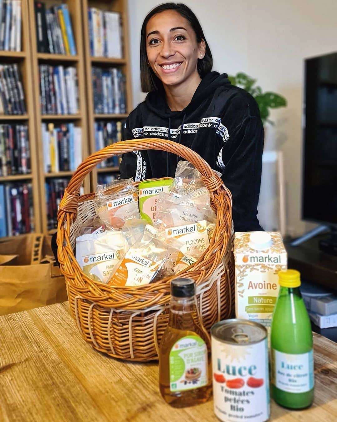 アニエス・ラーロライのインスタグラム：「Comme vous avez pu le voir en story, cette année, @markal_bio m'accompagne dans mon projet olympique. Vous connaissez les enjeux de l'alimentation pour une sportive de haut niveau, la qualité des produits markal sera donc un réel atout dans ma préparation. Un grand merci à eux pour leur confiance. Et merci à @elea_diarra pour le passage de témoin ❤ Je vous partagerai régulièrement des recettes simples et healthy que j'utilise au quotidien 👩🏾‍🍳  #markalapprouve」