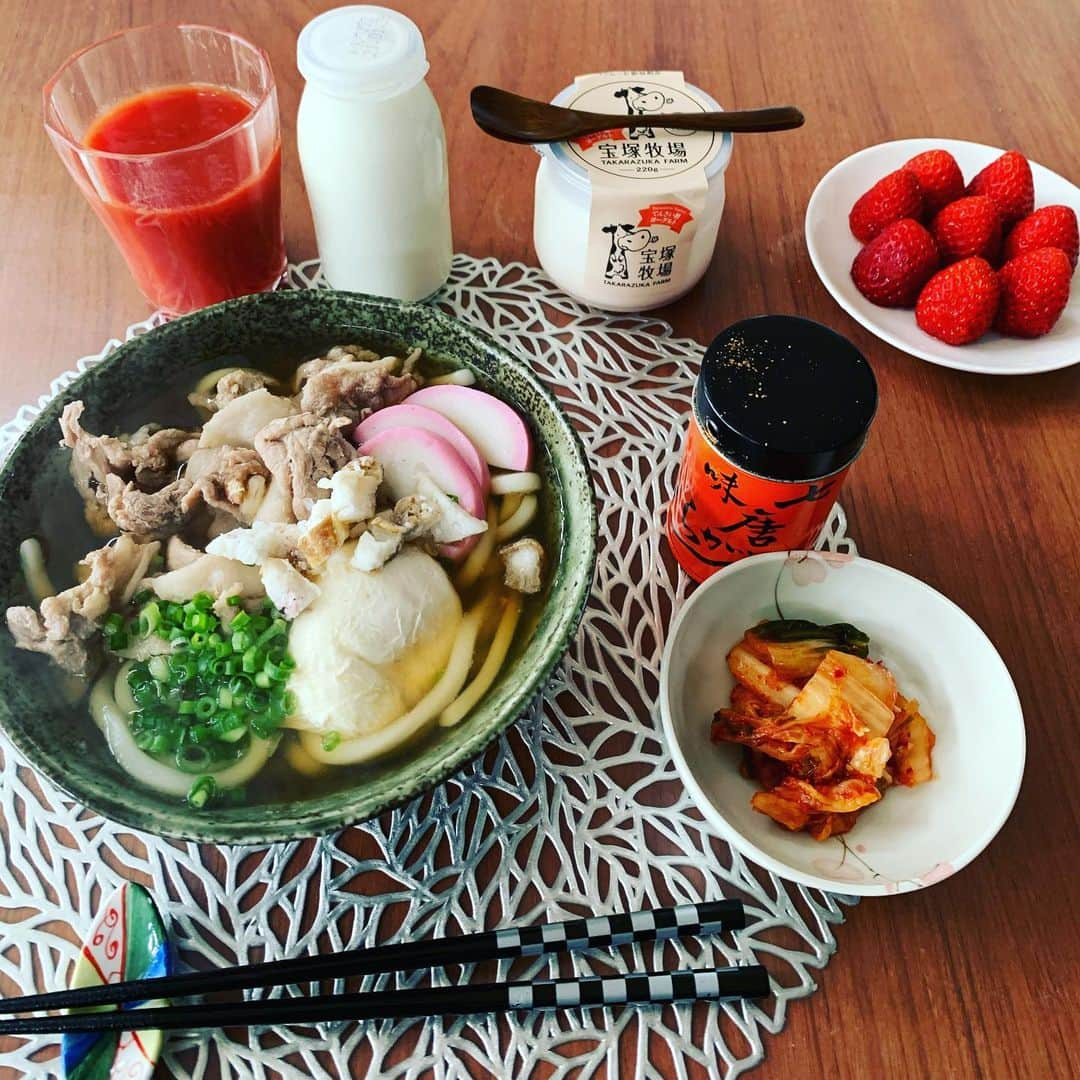 金村義明さんのインスタグラム写真 - (金村義明Instagram)「肉カス月見うどん！ てっちゃんの苺🍓 宝塚牧場ヨーグルト！ オオカミの桃　牛乳　キムチ 免疫力アップ⤴️⤴️⤴️⤴️」1月27日 11時20分 - yoshiaki_kanemura