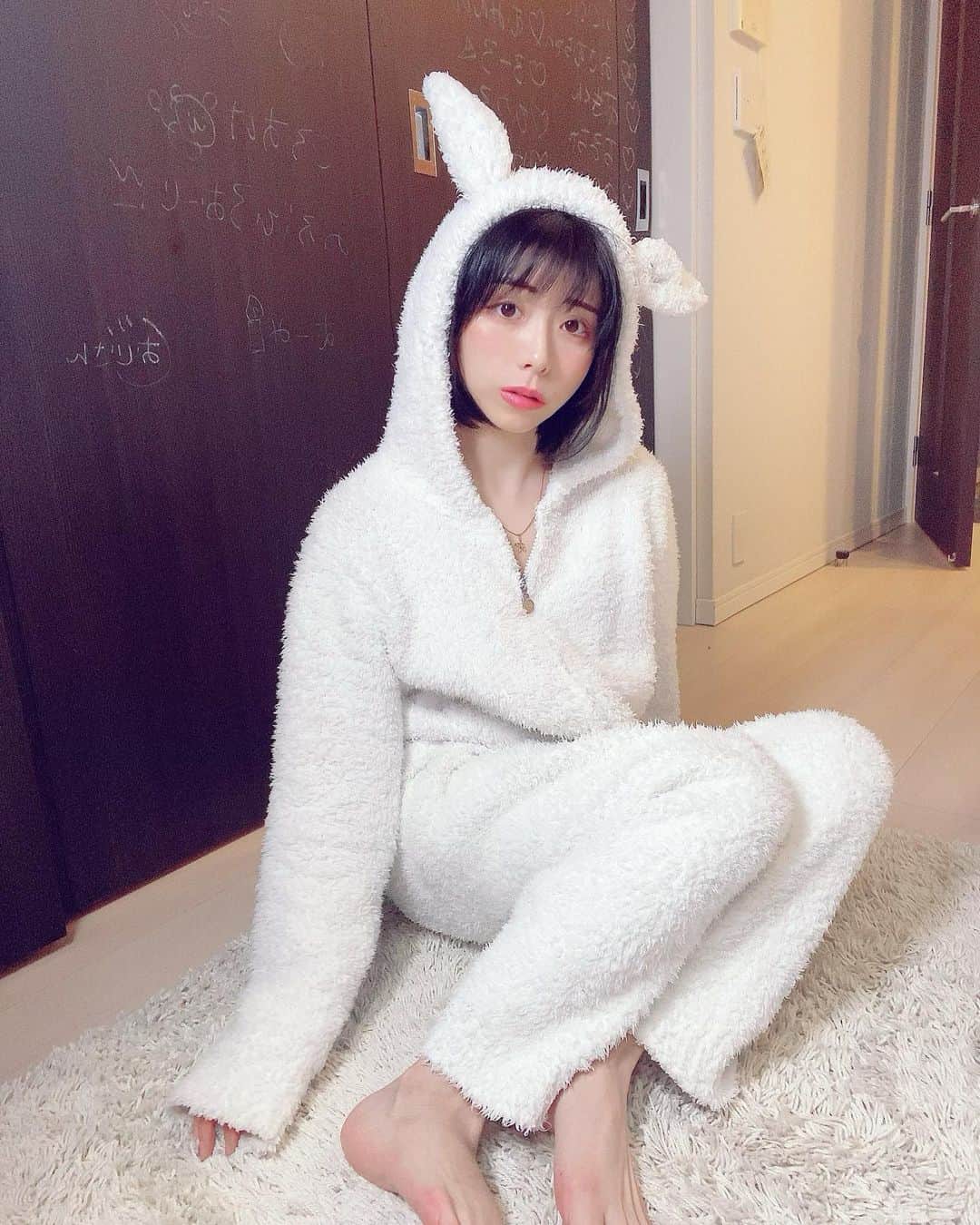 のインスタグラム：「この頃雨多いね☔️ でも少し気温たかいらしくて 嬉しい🥲💕 ・ 眉毛して1週間たった！！！ 今全く眉毛何もしてない🥸 朝の化粧すごくらくに なってうれしい💕 男の子も手入れとか 楽になるし顔の印象変わるから 悩んでる人はおすすめ🥸だよ 私は渋谷のＰＭＵ渋谷でしていただいたよ！ 👉 @pmu_shibuya LINEでわたしのインスタみたよーで 10%OFF💕になるので言ってみてね♡ LINE経由でのご予約お願いしてるので カウンセリングや眉毛等の アートメイクするかたは ＰＭＵ渋谷クリニック🏥のアカウント みてみてね💕後で眉毛の写真ものせるね😍 @matsuno_artmake  ありがとうございました！ ・ ・ ・ ・ #パジャマ #パジャマパーティー #パジャマコーデ  #ジェラートピケ #ピーチジョン #部屋着  #アートメイク眉 #アートメイク #黒髪  #もこもこ #インスタグラビア # #150cmコーデ #低身長コーデ #低身長  #PMUアートメイク #PMU渋谷 #アートメイク #ヴィーナス比 #アートメイクリップ #アートメイク #美容 #japanesegirl」