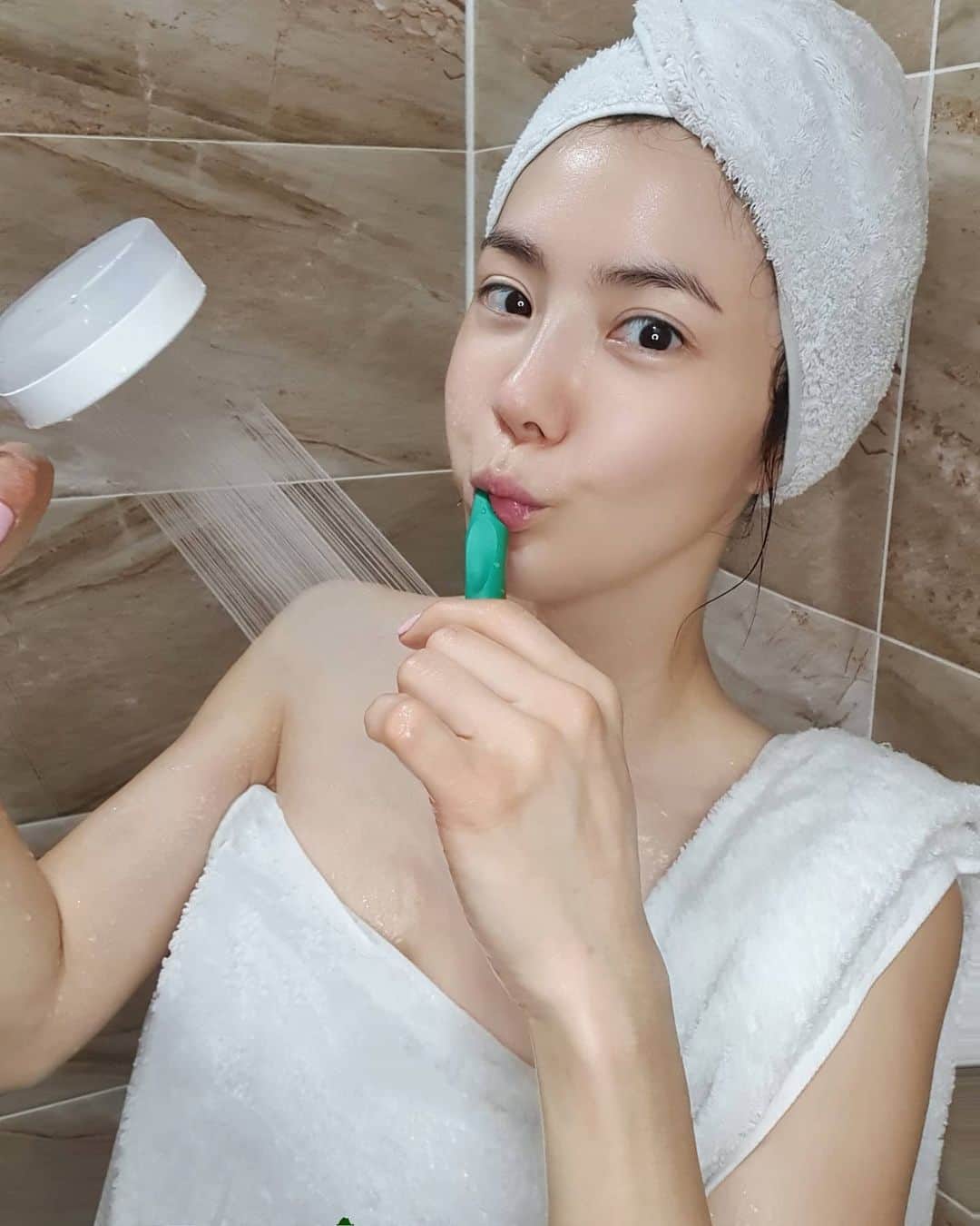 のインスタグラム：「ㅡ 정직하게 만든 검증된 100% 국내생산의 올바디 #아토비타샤워기   오늘 올바디와의 파격적이고 스페셜했던  첫 콜라보 마지막날이에요🎶  ➡️1차로  Melt blown 방식의 바디필터가  불순물을 심층 여과시키며  5μm의 미세입자까지 완벽차단   그렇게 걸러진 수돗물은  ➡️2차로 헤드에서 향균볼필터 를만나게되요 (잔류염소제거와 수돗물 속 세균 99.9% 처리)   피부에 닿기전  ➡️3차로 수돗물은 불순물을 완벽 차단시키는 마이크로패브릭필터를 만나죠.   그렇게 마지막까지 완벽 차단된  💧안심 수돗물💧은 🍃자연음이온🍃을 생성하는  초.미.세.살.수.판을 통해 초강력하지만 풍성하며 부드러운 물을 뿜어낸답니다.  처음엔 충격적이였어요.🙊 " 우와😀수압 진짜 세다!  근데 엄청 부드럽다!"   심지어 🌟 동일한 시간 샤워해도 일반 샤워기보다  약 33%물이 절수‼️ 된다는 어마무시한 사실🙊  샤워하고 목욕하는 시간이 즐거울 수 있도록❤ 프롬하나의 One Pick ⭐ #올바디아토비타필터샤워기   오늘 마지막 구매날!  3번구성은 이번에 겟 하지않음 후회할지도 몰라요😭  🎶샤워 후에도 자꾸 간지러운 듯한 내 피부에게 🎶피부가 약한 소중한 아이에게 🎶아끼는 내 반려견에게 🎶사랑하는 부모님께  즐거운 샤워시간을 선물하세요🎁」
