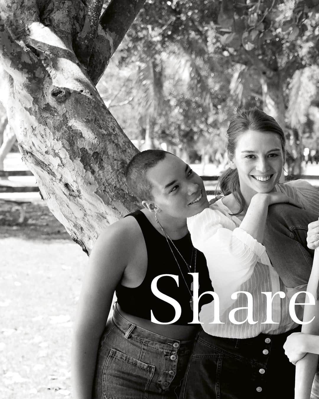 Clarins Canadaのインスタグラム：「Sharing is caring.❤️ Who inspires you to live beautifully? Let us know in the comments (and feel free to tag them so they know just how much you care 😘)!⁣ __________⁣ Nous pouvons tous apprendre les uns des autres.❤️ Dites-nous, y'a-t-il une personne qui vous inspire à rendre la vie plus belle ? Faites-le nous savoir dans les commentaires (et n'hésitez pas à l'identifier pour qu'elle sache à quel point vous l'appréciez 😘) !⁣ .⁣ .⁣ .⁣ ⁣ #Clarins #LiveBeautifully #ResponsibleBeauty #Skincare #Makeup #Beauty #WomenSupportingWomen」