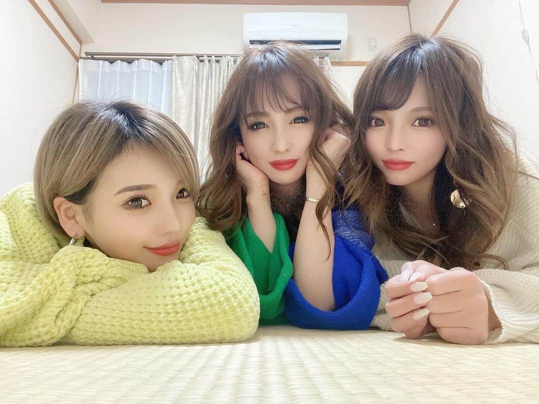のインスタグラム：「撮影被りの3人✨. . 3枚目は動画でした〜♥笑. . 可愛2人やなまったく☺️. . .  #作品撮り #サロンモデル #猫目 #impression_shots#lovers_nippon_portrait #explorejpn #ビジョビ  #関西サロンモデル #関西サロンモデル募集中 #関西サロンモデル募集 #サロモ #ヘアモデル #メイク好きさんと繋がりたい  #フリーモデル#関西モデル #お洒落さんと繋がりたい #カラコンレポ #make #ショート#ショートヘアモデル #tiktok #ブリーチカラー #バイヤレージュ #ピンクカラー #パープルカラー #ダブルカラー  .」