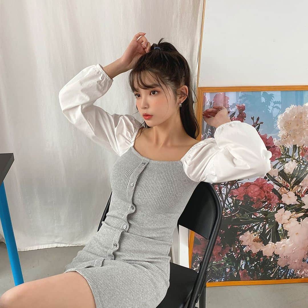 Chuuさんのインスタグラム写真 - (ChuuInstagram)「글래머러스한 스타일을 만들어주는 매력적인 디자인이 돋보이는 원피스! 니트 & 코튼 소재의 원피스이고 어깨라인에 스트링이 있어 오프숄더로도 착용이 가능이 투웨이 미니 원피스에요!! 쇄골라인이 강하게 강조되는 와이드한 스퀘어넥라인이 완전 포인트! 봄이 오기 전까지 코트만 살짝 걸쳐 겨울과 봄 사이 예쁘게 착용해주세요❣️  #chuu#츄#봄신상#데이트룩#데일리룩」1月27日 11時39分 - chuu_official