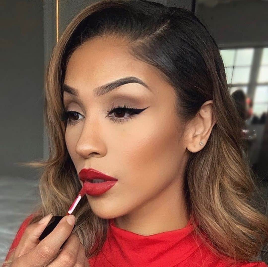 Motives Cosmeticsのインスタグラム：「@lina_zuniga_official is red hot in the Thalia X Motives Red Velvet Liquid Lipstick. 💋 This mineral-infused formula is not only so pigmented but also keeps lips hydrated and smooth.   Shop the full @thalia X Motives collection on motivescosmetics.com!」
