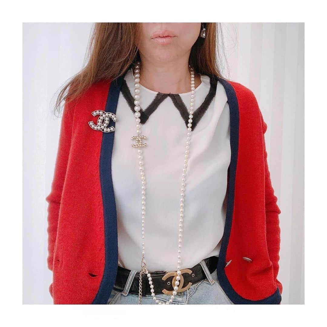 Taki Tanakaさんのインスタグラム写真 - (Taki TanakaInstagram)「CHANEL   #ootd  #outfitoftheday #outfit  #良いもの好きなものを長く愛そう   #cardigan #necklace #brooch  #belt  #chanel  #tops #earrings #N21  #pants #MM6  #昨日のコーデ #シャネル  のアクセが主役の日。  #ココシャネル と#カールラガーフェルド を心からリスペクトしている私にとって、シャネルのアクセはお守りのようなもの。  自由にお出かけ出来る日が来るまで どこに行く約束がなくてもw ファッションを楽しんで、気持ちをあげてます♡  #aboutyesterday  #izastagram」1月27日 11時32分 - tanakataki