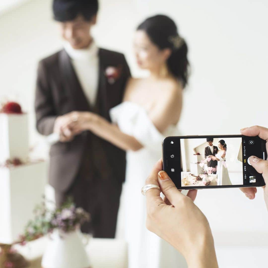 【公式】アールベルアンジェ奈良～結婚式場･ゲストハウス～さんのインスタグラム写真 - (【公式】アールベルアンジェ奈良～結婚式場･ゲストハウス～Instagram)「#アールベルアンジェ奈良 をつけてお写真の投稿お待ちしております✳︎ ・ --------------- シンプルな2段のスクエアケーキ🍰 アールベルアンジェ奈良では お2人オリジナルのウェディングケーキを ご用意いたします🤍 --------------- ・ ・ ブライダルフェアの予約はTOPの URLからしてくださいね！ >>>@artbellangenara ・ 『#アールベルアンジェ奈良』 のハッシュタグをつけて お写真を投稿してください✳︎ こちらの公式IG(@artbellangenara) で取り上げさせていただきます✳︎ . ・ ・ #奈良結婚式場#挙式#奈良 #関西花嫁#奈良花嫁 #weddingphoto#weddingtbt#ファミリーウェディング#アールベルアンジェ#結婚式準備#wedding#weddingdress#ケーキ入刀」1月27日 11時32分 - artbellangenara