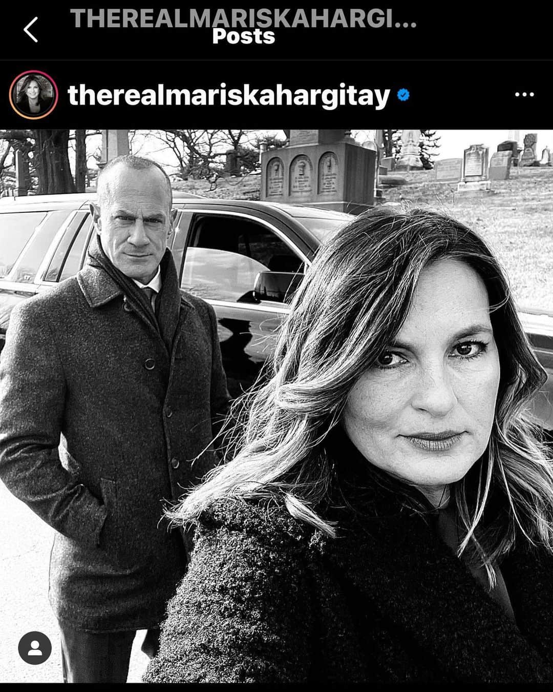 レスリー・ジョーンズのインスタグラム：「IM LOSING MY SHIT!! @therealmariskahargitay」
