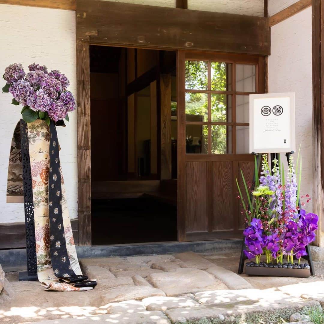 The KAMAKURA WEDDINGのインスタグラム：「古都鎌倉の、歴史ある藁葺き屋根の昔ながらの日本家屋を1日1組様限定で貸切披露宴。両家の家紋でつくるウェルカムボードと席次表も人気のアイテム。 自分好みの装飾やアレンジも可能です。」