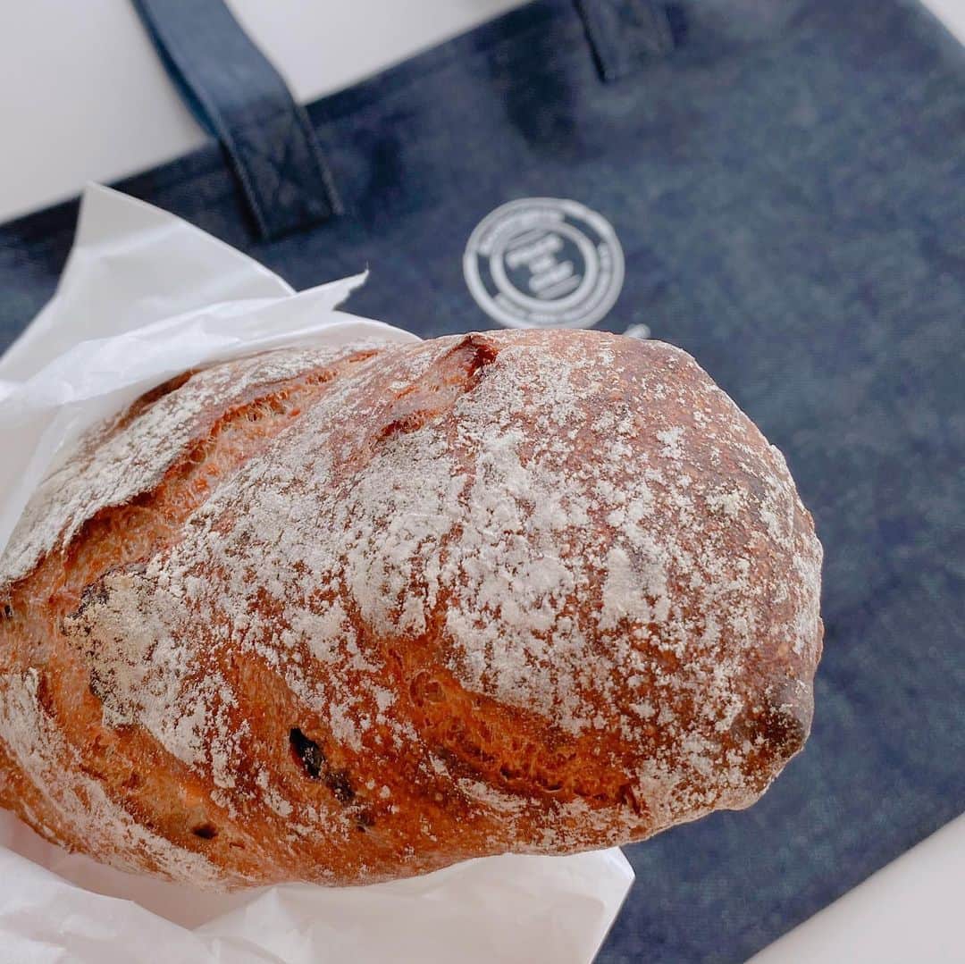 滝香織さんのインスタグラム写真 - (滝香織Instagram)「. #パンが好き  #プースドシェフ さんの#ブルーベリータルト @boulangerie_pouce_de_chef   その奥に見えるのは、お店の#オリジナルバッグ です✨ #岡山 #児島 の#デニム で作ったこだわりのバッグ👜  お店のロゴの下に  J'aime le pain  って書いてあって、どういう意味だろうって調べたら、フランス語で  #パンが好き  って言う意味だそうです！！ 私のことじゃーん、はい、私パン🥐大好きです💕ってテンションあがっちゃいました。  3枚目の#いちじくのパン もとっても美味しくて、幸せな朝ご飯になりました✨  あ〜😱😂😱 #ダイエット の道は険しい😱 どうして世の中にはこんなに美味しいものがいっぱいあるんだろう😂😂😂  #愛媛パン屋 #松山パン屋 #パン好き #パンのある暮らし #児島デニム #ジャパンブルー #デニムバッグ #ショップバッグ #タルト #パン #スイーツ #ehime #japanblue #denim #Jaimelepain」1月27日 11時41分 - kaorin_taki