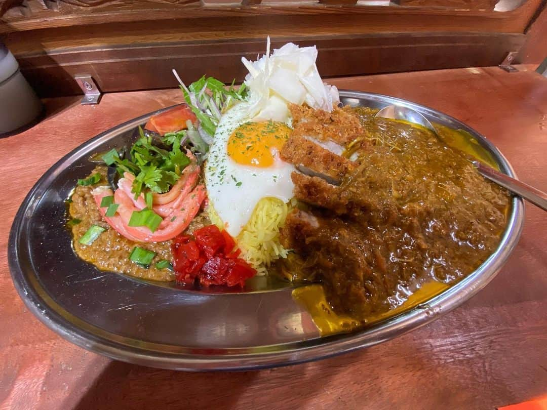 片山真人さんのインスタグラム写真 - (片山真人Instagram)「【念願のジャイアンカレー🍛 1000円】 （静岡市葵区人宿町1-4-6）  静岡のカレー好きなら、もうご存知の方も多いはず！静岡駅北口から歩いて15分くらい、人宿町の一角にあるカレーの人気店。  元はアダルトショップという店の外観からは想像出来ない超本格カツカレーが目の前に出てきます。 日々違うので、いつ行ってもいいですね。  私が訪れたきのうは #チキンカレー と #キーマカレー でした。 食べたのはSサイズ、結構Sでも大きいんですがペロリといけちゃいました。なお、Mでも同じ料金です。 そしてカルピス無料です笑  なお、定休日は木曜日。 営業は昼のみ、数量限定なので、遅くに行くといつも売り切れちゃいます。 昼の早い時間に行くことをオススメします。  #チョコナナ リスナーにもお馴染みのお店です。  #かたログ #静岡 #静岡グルメ#カレー #静岡市 #ジャイアン #カツカレーのジャイアン #カツカレー #ランチ #静岡ランチ #黙食」1月27日 11時48分 - katayamasato