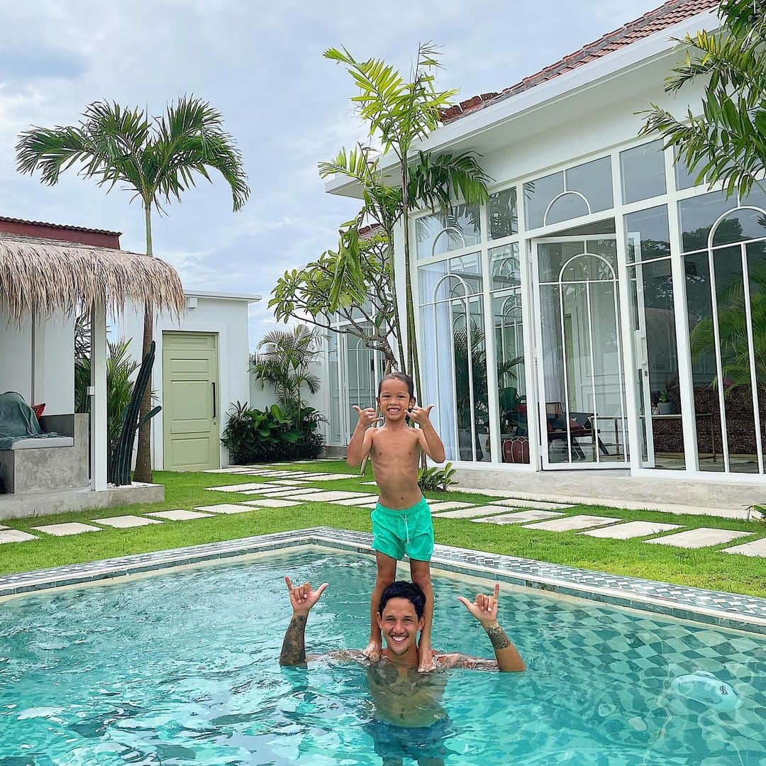 イルファン・バフディムのインスタグラム：「NO RUSH 🤙🏽 . #teamBachdim #KenjiZizouBachdim 📍: @no_rush_villas_」