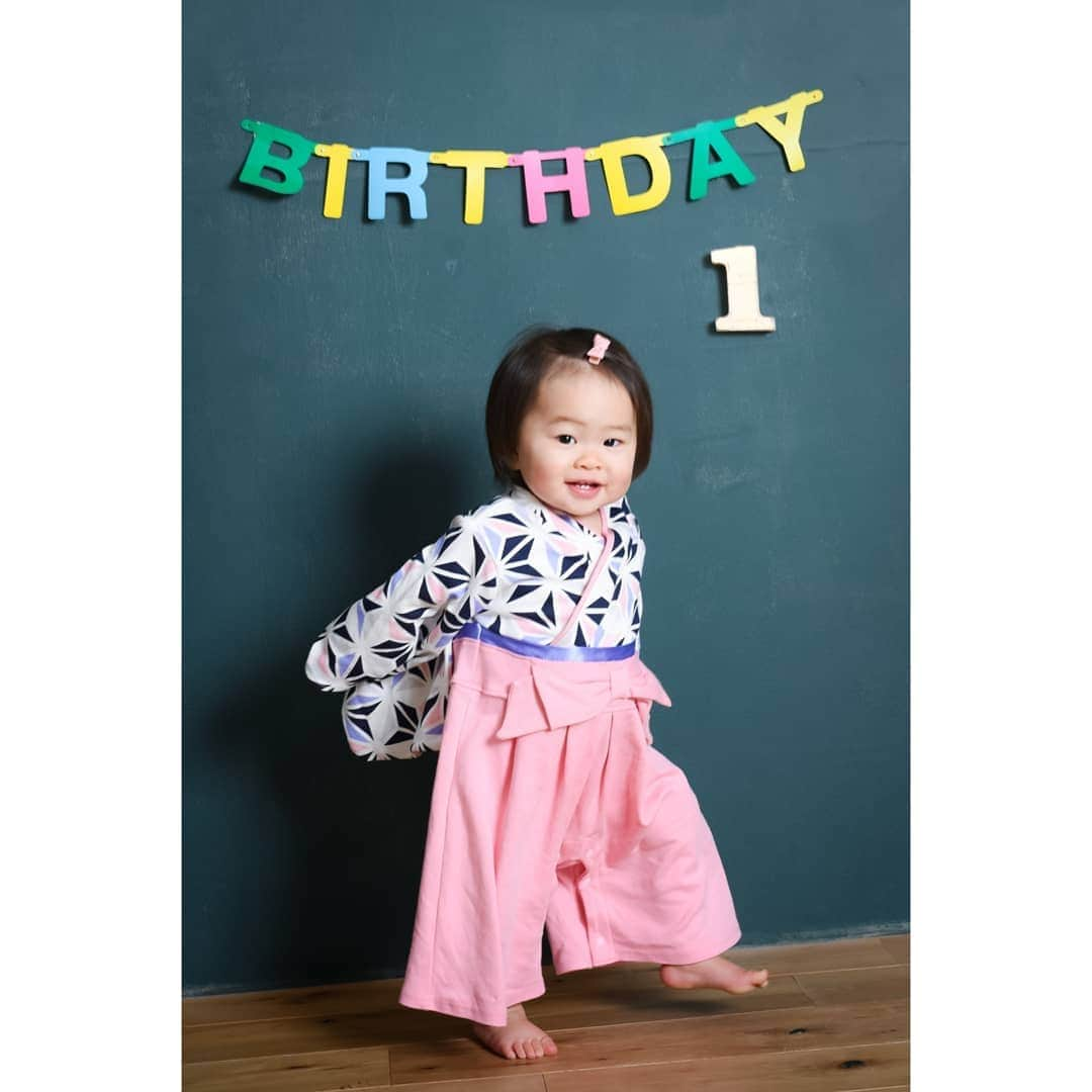 Photo Studio178のインスタグラム：「⁣ 1歳お誕生日おめでとう◎⁣ 歩くのがたのしい👶⁣ ⁣⁣ ✽.｡.:*・ ✽.｡.:* ・ ⁣⁣ ⁣⁣ https://17hachi.com⁣⁣ ⁣⁣ #初節句⁣⁣ #ひなまつり #女の子ベビー⁣⁣ #birthdayphoto #月齢フォト⁣⁣ #family #1歳誕生日 ⁣⁣ #1歳女の子 ⁣⁣ #成長記録⁣⁣ #babygirl #tv_kidz ⁣⁣ #子どもの日常をもっと写真に⁣⁣ ⁣⁣ #ig_kids #instakids #icu_japan ⁣⁣ #igbabies #ママプレス⁣⁣ #コドモノ #コズレ #ママリ ⁣⁣ #mamanoko #コドモダカラ⁣⁣ ⁣⁣ #記念撮影 #家族写真⁣⁣ #月島 #勝どき #豊洲 ⁣⁣ #中央区 #江東区⁣⁣ ⁣⁣ #kids_japan⁣⁣」