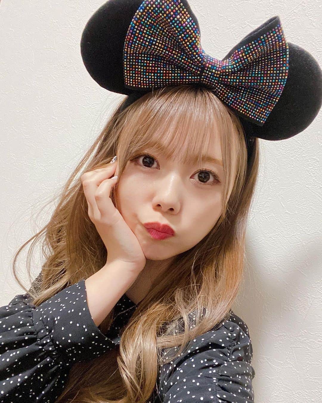 西村季里子のインスタグラム：「・  髪明るくしたら モノトーンコーデが気分🖤🤍🖤🤍  ネイルはずっとやりたかった #うしネイル 🐄🤍🤍🤍  かわいい〜満足〜🖤  おうちにいても ディズニー気分味わえるから 耳つけて家事してる🐭(あたおか)  最近の楽しみは ディズニープラスで映画観ることと ディズニーミュージックパレードのゲーム🏰  もうさ、ディズニーランドに住みたい🎈  #ハイトーンカラー#ブリーチカラー  #ブリーチ#金髪#ロングヘア #モノトーンコーデ#モノクロ #カチューシャ#ネイル#nail #ディズニー#ディズニープラス #ディズニーミュージックパレード  #disney#follow#followｍe」