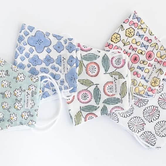 手紙社のインスタグラム：「【手紙社オンラインショップ：admiの花柄マスクで、装いに、気持ちに、華やぎを】 外出の際に手放せないマスク。手紙社でも、 ハンカチや紙雑貨でおなじみのadmiさんのマスクをご用意しています。  マスクになったのは、「Hanauta」「Mankai」「Dance」「SunnyDay」「Peace」の全5柄。 装いをパッと明るくしてくれる5柄のバリエーションは「今日はどれにしよう？」と悩む時間さえも楽しくしてくれますよ。 やわらかなコットンを表地に、裏地には肌触りのよいガーゼ生地を用いています。 紐部分はゴムになっており、結び目をほどいて長さを調節することも可能ですよ。 インナーマスクとの重ねづけもおすすめです。  ＊現在のショップのお品物は、全て1月31日（日）23:59までの販売となります。  ◎商品が気になる方は @tegamisha_onlineshop プロフィールのショップボタンからも商品をご覧いただけますよ  #手紙社 #手紙舎 #tegamisha #手紙社オンラインショップ #オンラインショップ #手紙社オンラインショップで買えます#表現社 #cozycaproducts#admi #マスク　#布マスク」