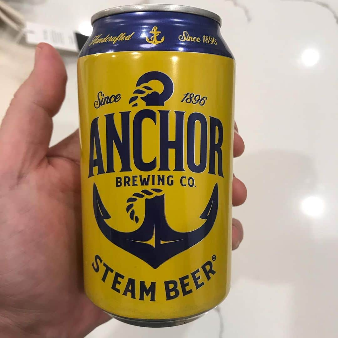 コリン・ハンクスさんのインスタグラム写真 - (コリン・ハンクスInstagram)「Cheers to @anchorbrewing on 125 years! That's insane. As a NorCal kid, it's been a go to of mine for years. One of my favorite things to come out of California too. Dig the new branding.  #raiseyouranchor」1月27日 11時52分 - colinhanks