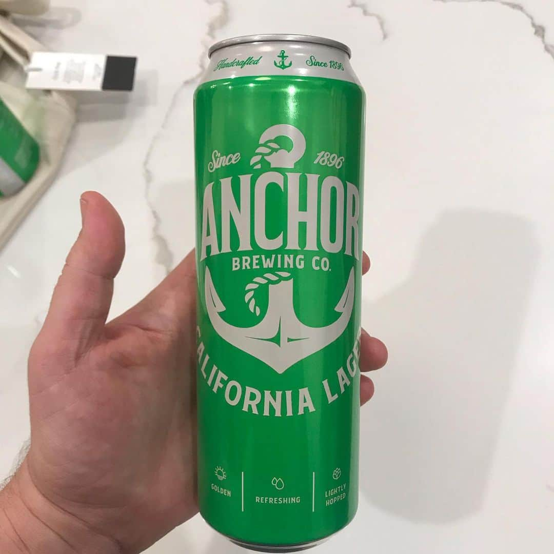 コリン・ハンクスさんのインスタグラム写真 - (コリン・ハンクスInstagram)「Cheers to @anchorbrewing on 125 years! That's insane. As a NorCal kid, it's been a go to of mine for years. One of my favorite things to come out of California too. Dig the new branding.  #raiseyouranchor」1月27日 11時52分 - colinhanks