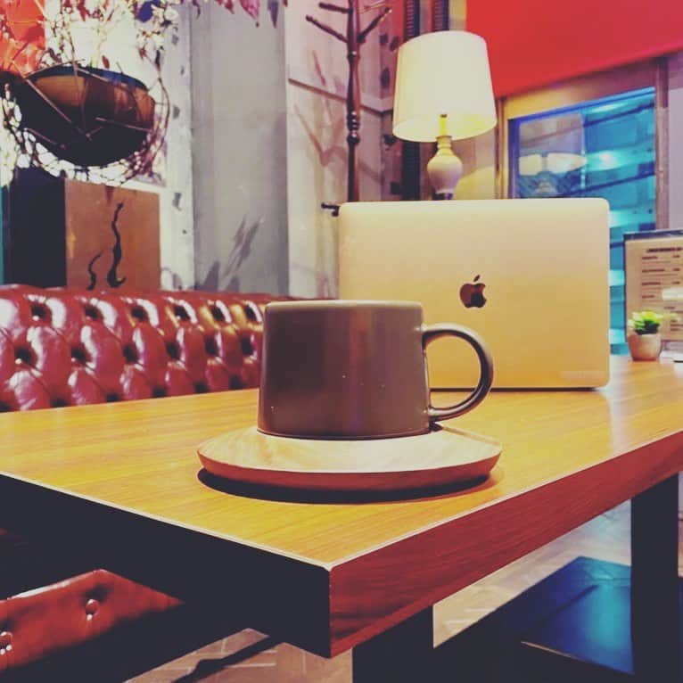 松隈ケンタのインスタグラム：「カフェ営業も好評。  Wi-Fi完備ですので打ち合わせもOK！  ランチも15時までやっています。  こだわりのコーヒー豆で後味スッキリです。  #バーガルディロックス」