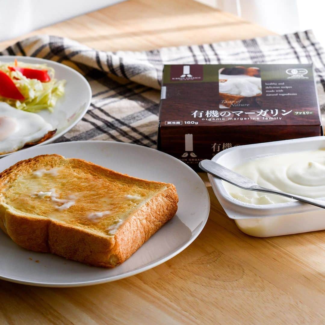 BIO-RAL靭店さんのインスタグラム写真 - (BIO-RAL靭店Instagram)「・ 「リボン食品　有機のマーガリン　160g」  有機植物油脂をブレンドし風味豊かに仕上げた、日本初の国内産有機マーガリンです。  乳化剤・香料・着色料などの添加物を使用していないので安心してお召し上がり頂けます。  原料は有機植物油脂、水、食塩、加糖卵黄、バター、脱脂粉乳と、シンプルなもの。  健康を気遣う方におすすめします＾＾  #ビオラル #bioral #bio-ral #ビオラル靭店 #スーパーライフ #ライフコーポレーション #阿波座 #阿波座スーパー #靭公園 #ライフ #ナチュラルスーパーマーケット #ナチュラルマーケット #スーパーマーケット #大阪スーパー #西区スーパー #マーガリン #有機のマーガリン #有機マーガリン #リボン食品 #有機植物油脂 #美味しいマーガリン」1月27日 11時57分 - bioral_west