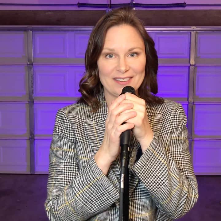 メアリー・リン・ライスカブのインスタグラム：「Pandemic life has opened my eyes to all the things I don’t want to do anymore. Who’s with me?   From my new special ‘Mary Lynn Rajskub: Live from the Pandemic’ LINK IN BIO 🎤💕  #standup #comedy #special #marylynnrajskub #neighbors #obligation #newyear #newme #themarvelousmrsmaisel」