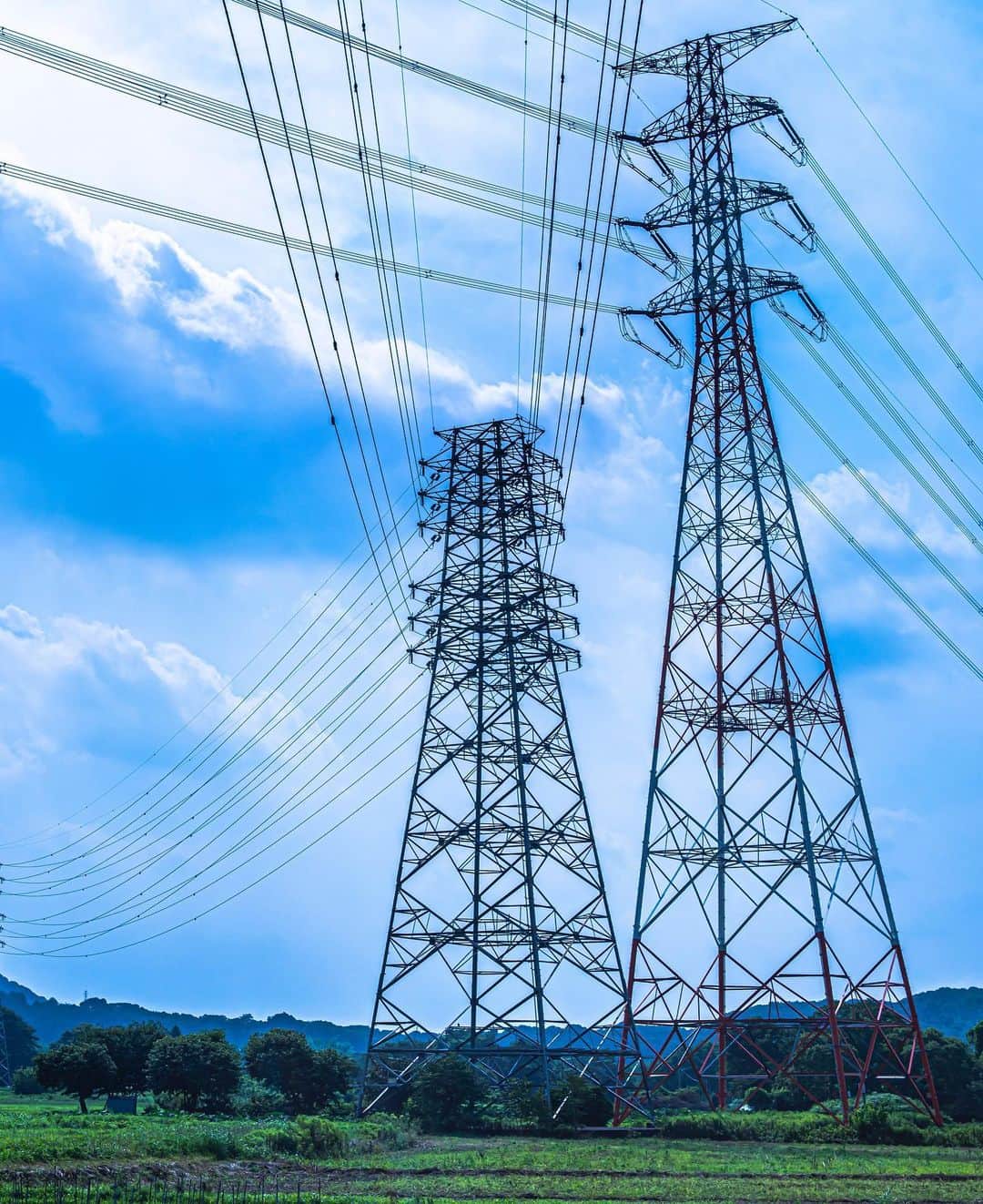 東京電力ホールディングス株式会社さんのインスタグラム写真 - (東京電力ホールディングス株式会社Instagram)「鉄塔と青空(2020年7月撮影) Steel towers and Blue sky 鉄塔の高さは電圧によって異なります。左の鉄塔は52.5m、右の鉄塔は110mあります。  #東京電力 #東電 #tepco #群馬県 #gunma #鉄塔 #電線 #送電鉄塔 #送電線 #電線と空 #鉄塔と空 #鉄塔の会 #鉄塔好き #鉄塔のある風景 #美しい風景 #空のある風景 #ファインダー越の風景 #情景 #何気ない景色 #青空 #青空と雲 #雲の流れ #写真散歩 #steeltower #pylon #nwdel #powerlines #steeltower_artistic #japansky #skypictures」1月27日 12時02分 - tepco.official