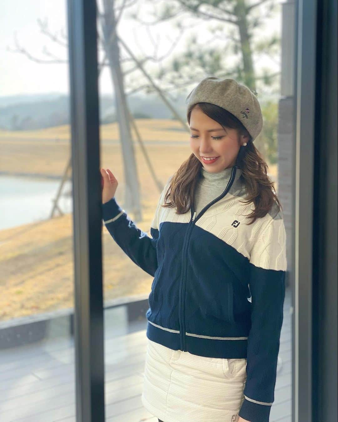 のインスタグラム：「* 冬コーデ☺️❄️ ベレー帽×シンプルカラー✨  トップスはシャカシャカ裏地が ついてるから暖かいよん☺️ スカートももこもこふわふわ☺️ @footjoy.japan   ベレー帽可愛くて好きなのだけど、 日差しを避けれないから注意が必要です🤣 曇りの日にはよい。🥲笑  #ゴルフコーデ #ゴルフ #ゴルフ女子 #golf #golfgirl #footjoy #フットジョイ #冬 #冬コーデ #冬服 #ファッション  #ootd #coordinate #outfit #fashion」