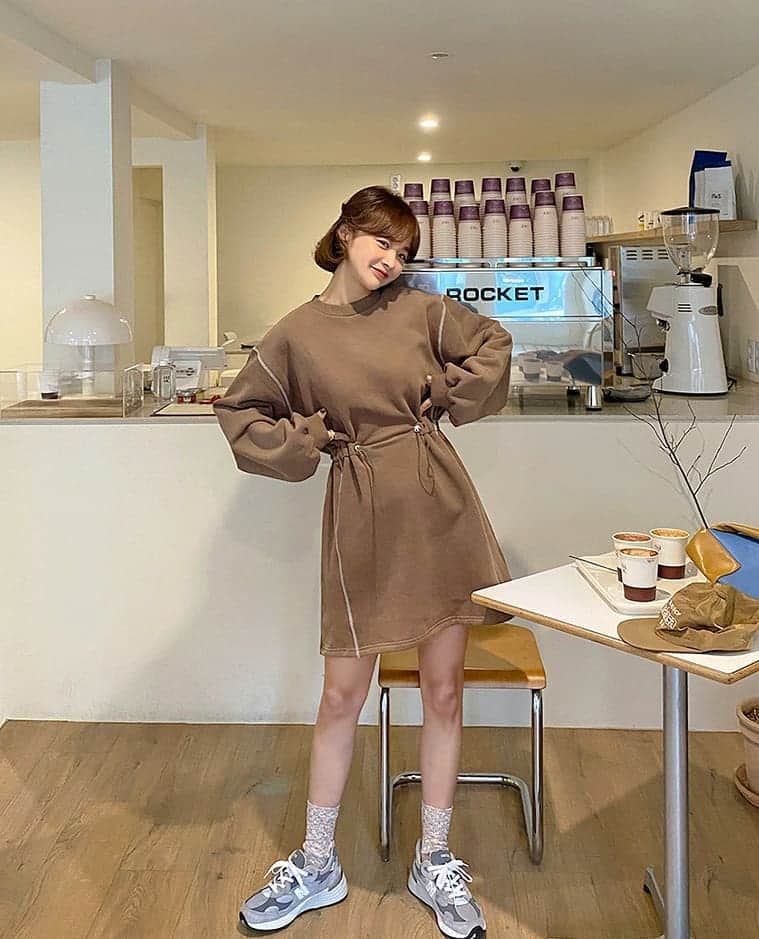 imvelyジャパンのインスタグラム：「🆕本日の新作5%OFF🆕 本日の新作は４点✨  本日の1PICKは可愛いのにカジュアルに着られる ストリングラインスウェットワンピースପ(⑅︎ˊᵕˋ⑅︎)ଓ 厚手の裏起毛で可愛く暖かく着られます💗💗  詳細はサイトでチェックしてください💡  #イムブリー#IMVELY#ワンピース#大人カジュアル#大人可愛い#ootd#デイリー #カジュアルコーデ」
