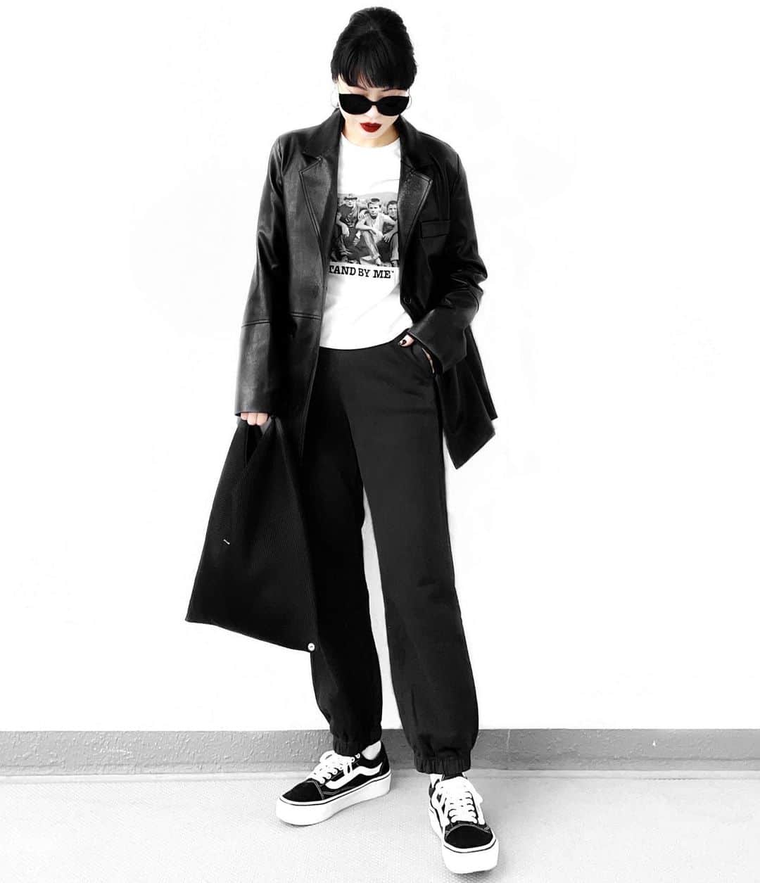 lve_xxxxのインスタグラム：「.﻿ .﻿ 𝗨𝗡𝗜𝗤𝗟𝗢 𝗨﻿ @uniqlo #ｽｳｪｯﾄﾊﾟﾝﾂ﻿ 09 ʙʟᴀᴄᴋ﻿ ﻿ 今日はBLACK 🖤﻿ ｽｳｪｯﾄは部屋着感出ない様にｼﾞｬｹｯﾄ﻿ 合わせとかよくするｺｰﾃﾞで御座いま☺︎﻿ ﻿ そして、ｲﾝﾅｰはZARAのTｼｬﾂ 半袖です😂爆﻿  会社暑いんだわ、忙しいと尚のこと﻿ 汗だくなるから半袖で丁度良き。﻿ ﻿ ﻿ －－－－－－－－－－－－－－－－－－﻿ ﻿ その他ｺｰﾃﾞｱｲﾃﾑ詳細は﻿ WEARをご覧くださいませ。﻿ ﻿ WEAR ： lvexxxx ﻿ 💻 https://wear.jp/sp/lvexxxx/﻿ ﻿ －－－－－－－－－－－－－－－－－－﻿ ﻿ ﻿」