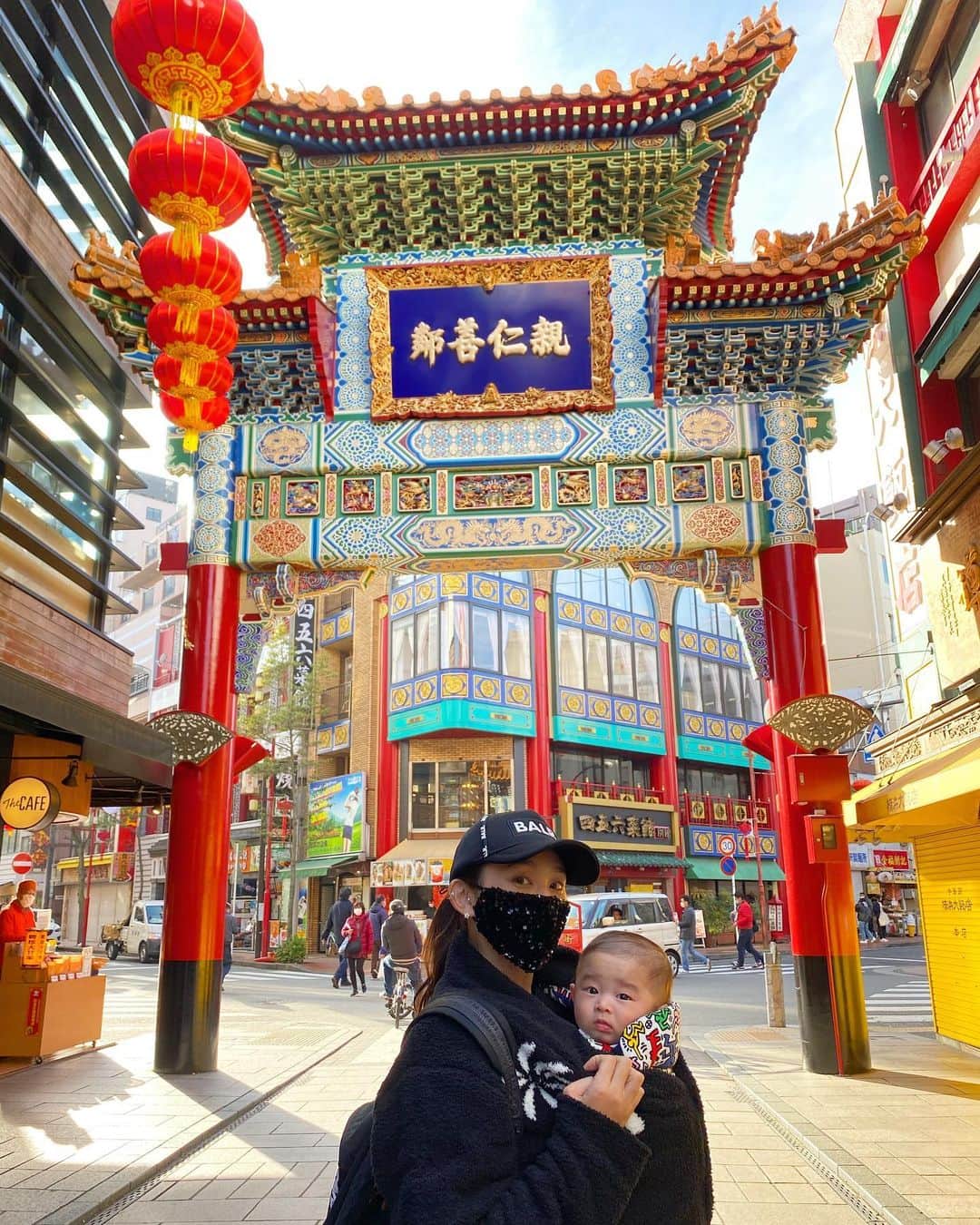 DJ JUICYのインスタグラム：「息子 初めての中華街🐼 鮮やかな色いっぱいの横浜中華街では、キョロキョロ不思議そうに見てました👶🏻💙  ご飯屋さんでは、そのお店の妖精さんと🧚🏻‍♂️キャッキャキャッーって大はしゃぎ😆✨  お買い物中も、お利口にしてくれてていつもはベビーカーだけどこの日は抱っこ紐だったので、試着する時どうなるかな...と不安に思ってたけど、ずっとお利口にして鏡で🪞自分を見て笑ってました😆😆😆  長いお買い物に泣く事なくずっと付き合ってくれる息子👶🏻✨  やっぱり、JUICYくんの生まれ変わりだわ🤩✨  高島屋はベビールームがあって良かった☺️✨」