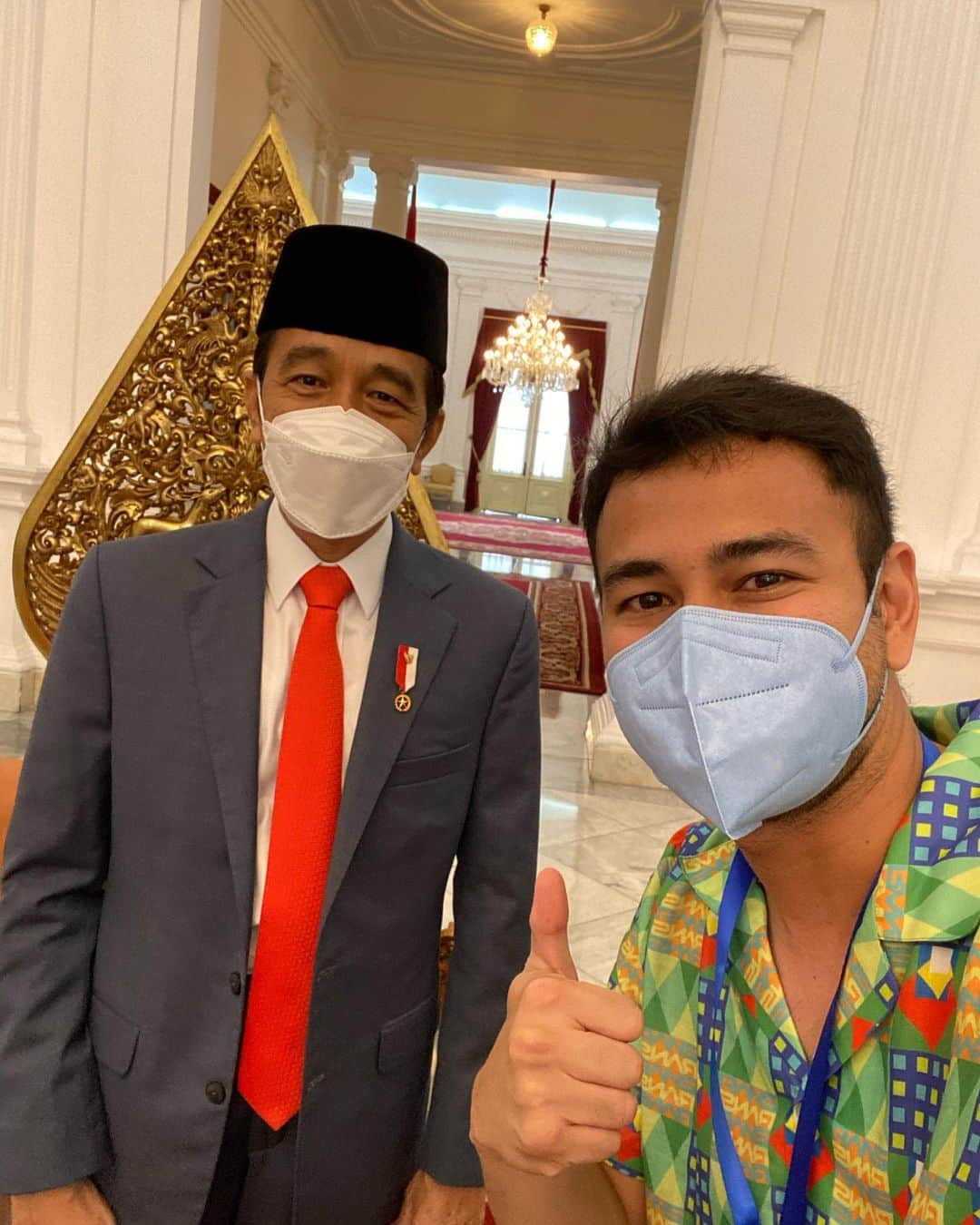 Raffi Ahmadさんのインスタグラム写真 - (Raffi AhmadInstagram)「Alhamdulillah Vaksin Tahap 2 sudah berjalan lancar 🙏 Selalu Respect kepada Pak Presiden @jokowi yang selalu rendah hati ,Sehat selalu ya Pak Presiden❤️🇮🇩 Semoga Negara kita tercinta Indonesia selalu dilindungi Allah SWT 😇」1月27日 12時09分 - raffinagita1717