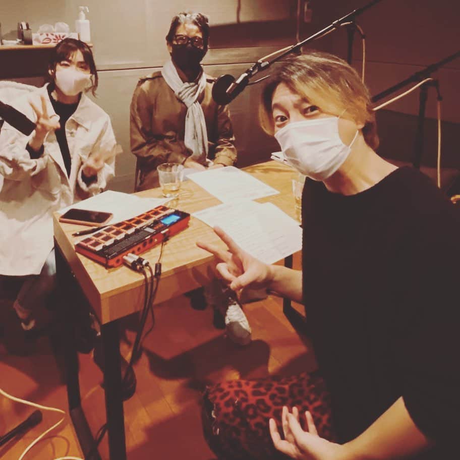 松隈ケンタのインスタグラム：「【今週木曜26時】  FM福岡　天国のラジオに出演させて頂きます！  福岡の新スポット『天国と秘密』オーナーの大谷秀政社長と中ノ森バンドの中ノ森文子さんＭＣでとても楽しく喋らせてもらいました！  是非聴いてくれー！  #天国のラジオ ＃松隈ケンタ ＃大谷秀政 #中ノ森文子」
