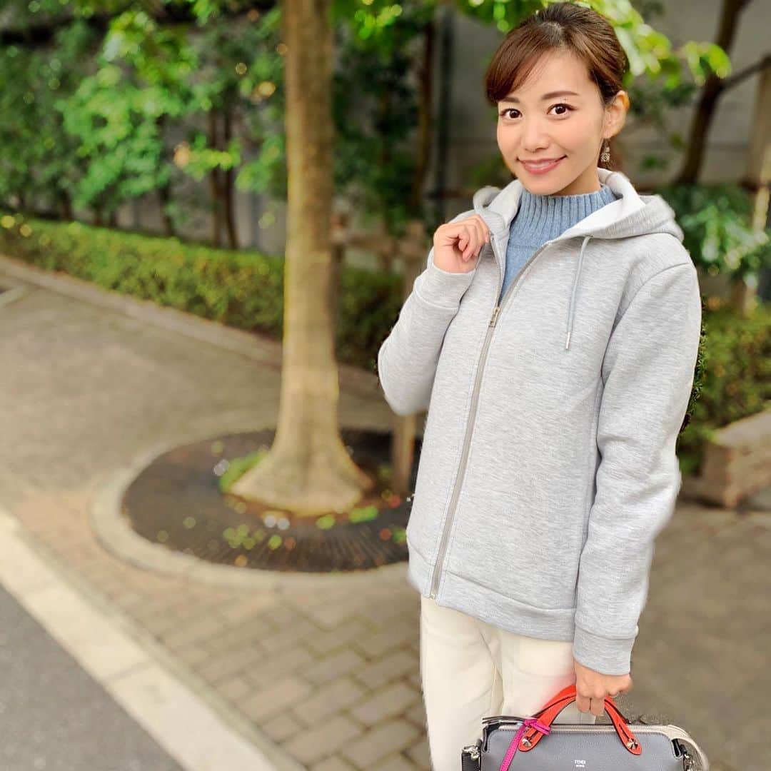 福山唯のインスタグラム：「パーカーの時はポニーテールかシニヨン ❤︎❤︎❤︎ . . そして、カジュアルになりすぎないようにボトムスにきれいめなパンツやスカートを合わせるようにしています♪ . . ボンディング素材のパーカー、軽くてとても使いやすい♫ 少しゆったりめなサイズだから私は中にニットを☃️💙 パーカーもニットも　@kuih_store です♪ . . 午後も頑張りましょう🐰✨ . . #coordinate #casual #ootd #fashion #kuih #kuihst #gray #knit #hoodie #コーディネート  #コーデ #クイ　#パーカー　#ボンディング 💙」