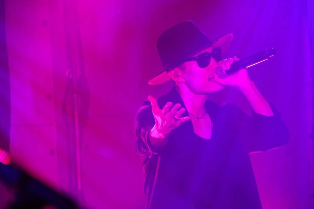 KOHSHIのインスタグラム：「昨日の炎の12ヶ月お疲れ様でした！ ライブ初め❗️「#5」楽しかったぁ 今年もよろしくね  Got’s Happy birthday 🥳   延期になった有観客ライブ決まったよー❗️  8/9 LINE CUBE SHIBUYAねー♬  #flow ##5 #炎の12ヶ月ライブ」