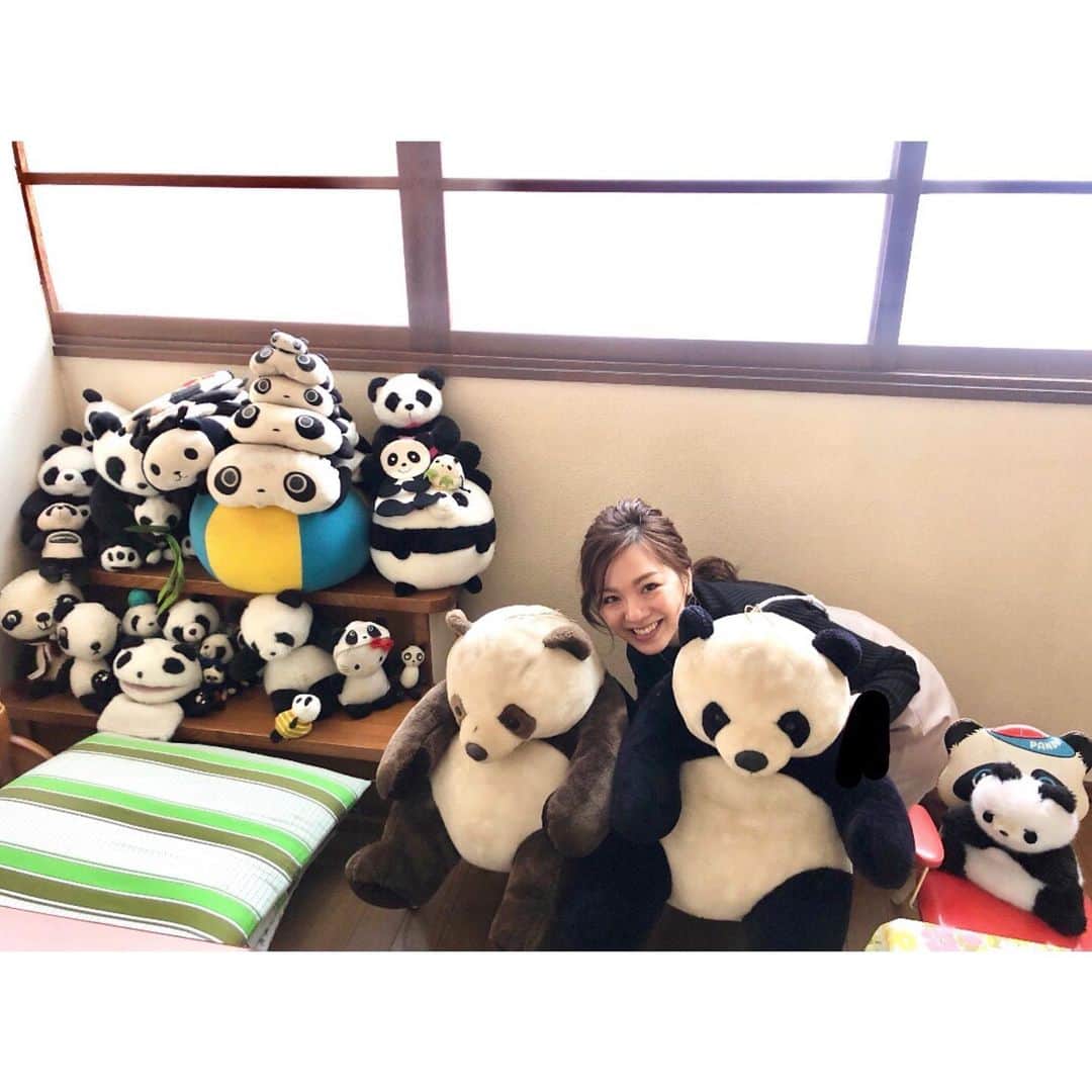 芳賀愛華のインスタグラム：「. パンダ🐼がいっぱいー🐼🐼🐼🐼❤️ こちらのお店、餃子屋さん🥟なんです🥰💓 今週の旅コミ北海道は餃子特集🥟✌️💓 絶品餃子が沢山登場します😍‼︎‼︎ 今回もどれもおいしかったなぁ🤤💓 . . . #旅コミ北海道#旅コミ#餃子#パンダ」