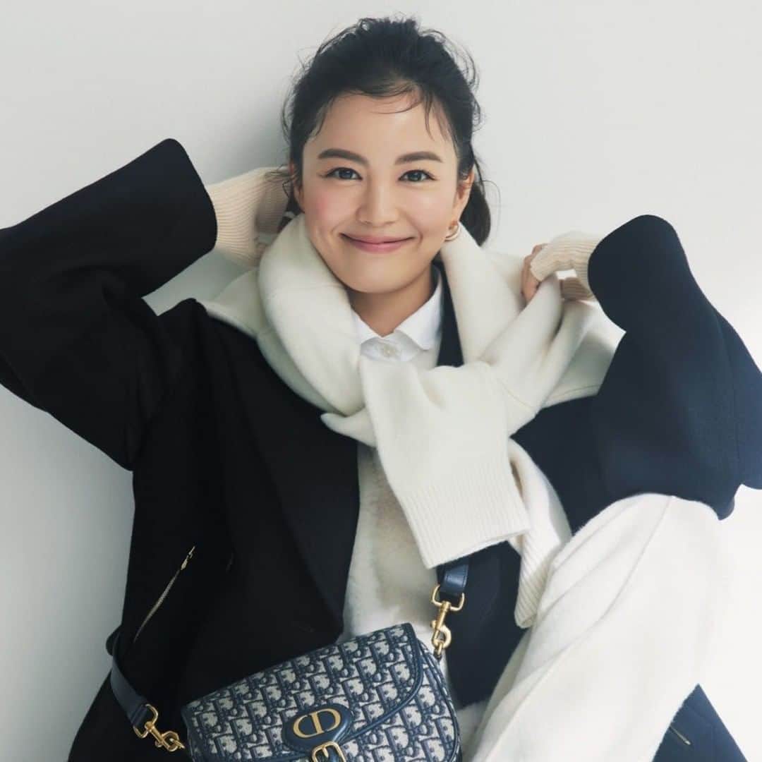 VERY編集部さんのインスタグラム写真 - (VERY編集部Instagram)「現在発売中の2月号の表紙のみっこちゃんの メークアイテムとポイントをご紹介♪  チーク @diormakeup  リップ @narsissist  ファンデーション @suqqu_official   今回の表紙はボーイッシュカジュアルなコーディネイト。 そこにあえて透明感のあるピンクのチークでフェミニンさを！ フレッシュなピンクの明るさで、 自然な血色感とツヤ感をプラスします。 すっと溶け込むようなツヤ肌になるクリーム ファンデーションで リッチだけどヘルシーな肌に。 チークを華やかにした分、リップはマットで軽やかに、 カラーメイクはナチュラルに仕上げるのがポイントです。 ヘアメーク／笹本恭平＜ilumini＞@sa19820824  【Blush】 ディオール バックステージ ロージー グロウ　# 001ピンク ￥4,700(パルファン・クリスチャン･ディオール)  【Lipstick】 NARS エアーマット リップカラー #00039 ￥3,500(NARS JAPAN)  【Foundation】 SUQQU ザ クリーム ファンデーション #120[SPF25･PA++] ￥10,000(SUQQU)  #雑誌VERY #VERY2月号 #表紙コスメ #very #VERYweb #VERY編集部  #ディオール  #チーク #SUQQU #クリームファンデーション #NARS #マットリップ #笹本恭平 #矢野未希子」1月27日 12時21分 - veryweb.jp