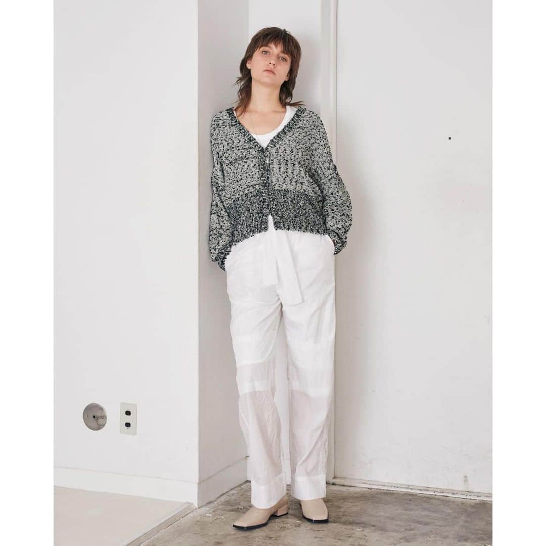 styling/さんのインスタグラム写真 - (styling/Instagram)「表情感ある編み柄のジャガードニットカーディガン。ゆったりとしたリラックス感のあるシルエットで着心地の良さがポイント。 シアーパンツを合わせて、抜け感をプラスしましょう。  jaguard Knit Cardigan ¥18,000+tax Military Sheer Pants ¥18,000+tax  #春コーデ」1月27日 12時25分 - stylings_official