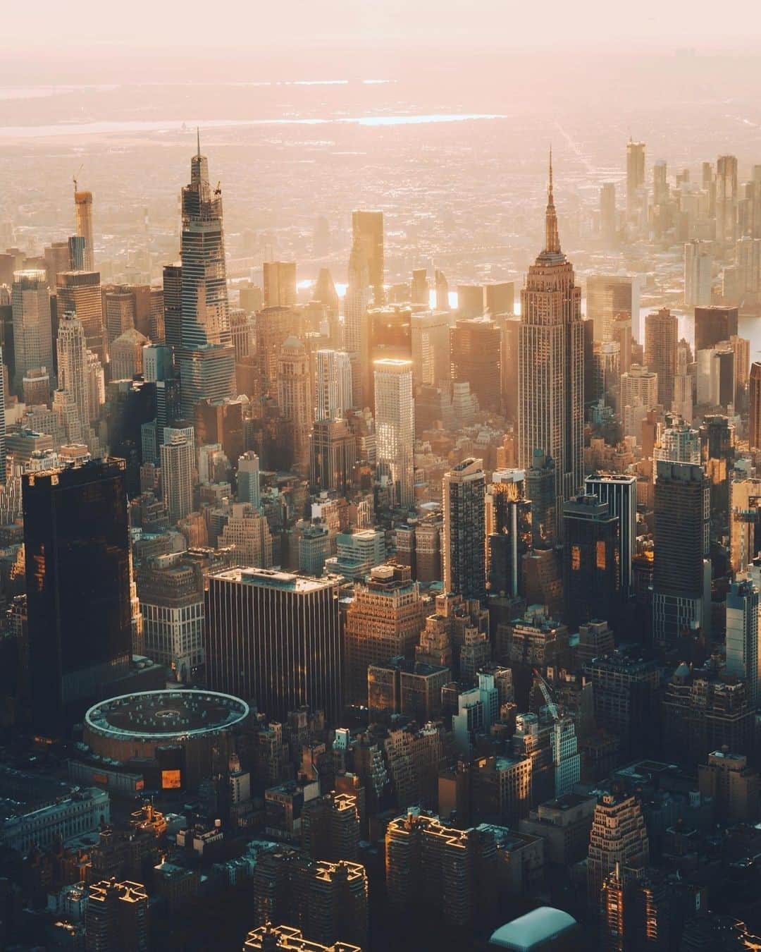 Empire State Buildingのインスタグラム：「Like this shot? Comment a ⭐️ below!⁠ ⠀⠀⠀⠀⠀⠀⠀⠀⠀⁠ We’re always on the lookout for great pics—tag yours with #ESBFan & we may feature them here!⁠ ⠀⠀⠀⠀⠀⠀⠀⠀⠀⁠ 📷: @the_acphotos #EmpireStateBuilding」