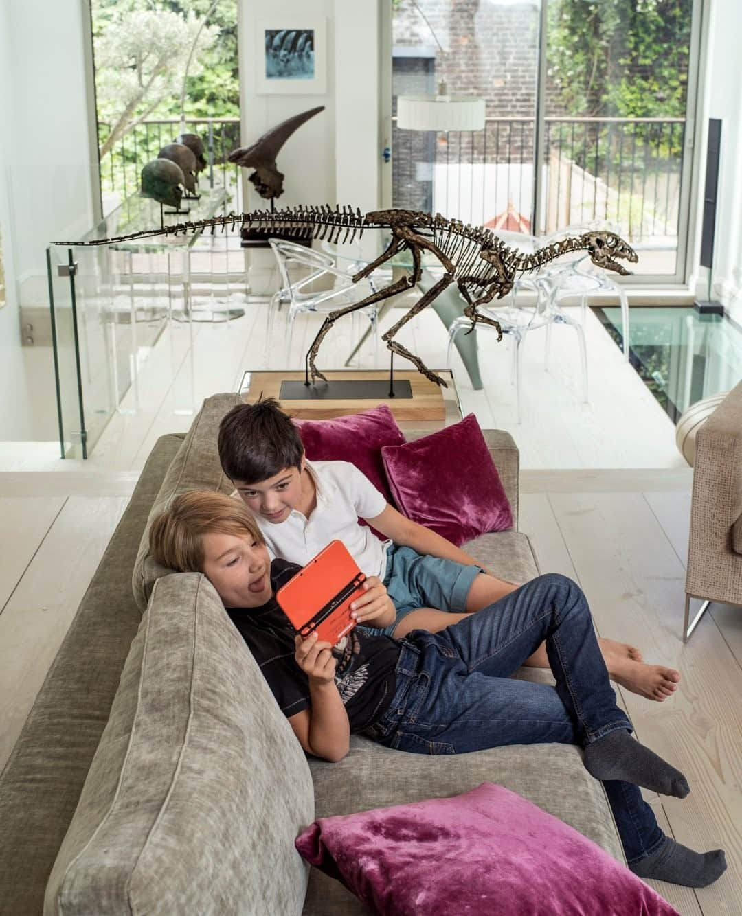 ナショナルジオグラフィックさんのインスタグラム写真 - (ナショナルジオグラフィックInstagram)「Photo by @gabrielegalimbertiphoto and Juri De Luca / Fossils of long-extinct creatures aren’t just for museums. Today they're in homes and businesses, as wealthy collectors indulge a controversial hobby.   In London, Tristan, the son of Niels Nielsen, is playing with his cousin Oscar. Niels, the owner of this house, works in finance and real estate, and he has a passion for collecting manuscripts and fossils. "I bought my first dinosaur fossil four years ago at  auction. It's a big teeth of  T-rex", he says. Six months later, Niels bought a complete T-rex skull, which he loaned to a museum in Berlin. The last dinosaur fossil he purchased is a full-size Otheniosaurus, seen in this picture.  "I bought this one two years ago, but I finished restoring it only a month ago. It's a really rare species, especially because it's a small one. I think I'll keep it in my house for a while, then I'll loan it to a museum," he says.」1月27日 12時35分 - natgeo