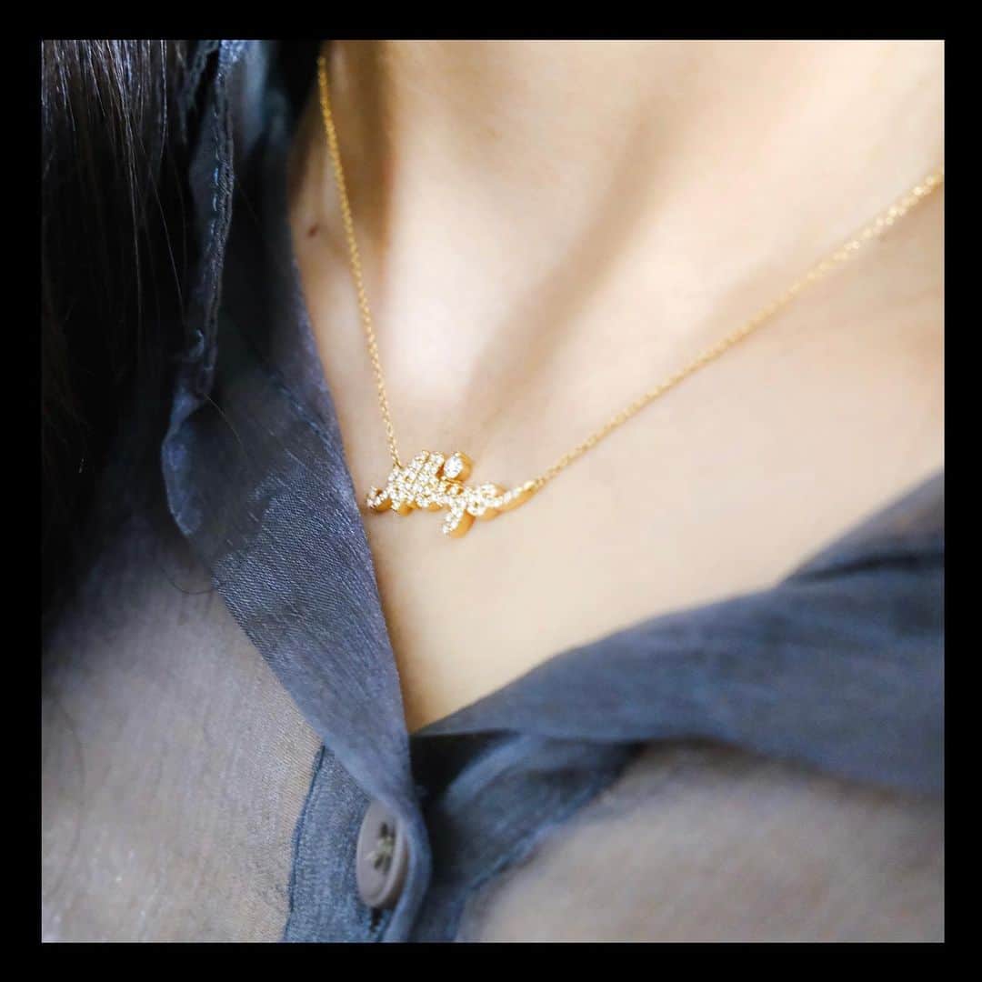 のインスタグラム：「My favorite💎🤍 先日の STAR JEWELRY さんのIGLIVEでも着けていたSignature necklaceをご紹介🪅* * 名前のアクセサリーはよくありますが、自分の直筆アクセサリーって初めて☺️🌟大切な人や言葉、プレゼントにもいいし、自分の文字って愛着湧いてくるな〜🖋* * わたしはK18のチェーン40cmで、Akiyoの文字全面に小さいダイヤ、iにおっきめダイヤをいれてもらいました💍(ダイヤないver.も作れるみたいです)* * 新しいアクセサリーを身につけると気分が上がっていいですよね✨あぁ〜かわいいっ🥺💓* * * @starjewelry_press  #necklace  #signature  #starjewelry」