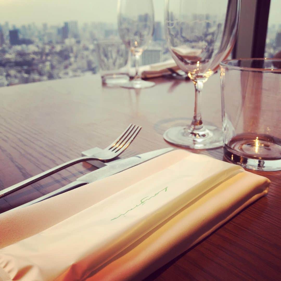 ロングレインのインスタグラム：「臨時休業のお知らせ/ Business Hours   Thank you for your continued support to Longrain Tokyo. Based on the regulations given by the government, as well as prevent the spreading of COVID-19, we will be closed from January 12, 2021 and until further notice. Uber Eats and fineDine delivery services will also be closed during this time.  We appreciate your understanding and cooperation.  いつもLongrain をご利用いただき、ありがとうございます。  この度、政府による緊急事態宣言を受け、新型コロナウイするの感染予防及び拡散防止のため、下記日程にて休業をさせていただきます。  《臨時休業期間》2021年1月12日(火)から当面の間。  それに伴い、Uber Eats, fineDineも休業となります。 ご不便をお掛けいたしますが、何卒ご理解のほどよろしくお願いいたします。 営業再開した際はスタッフ一同、皆様のご来店を心よりお待ちしております。  #longrain #longraintokyo」
