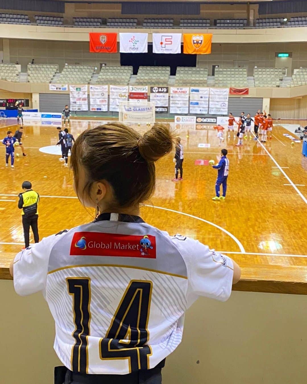 YUMIのインスタグラム：「ボルクバレットの試合の 応援に行ったんやけど、、 ▶︎ @borkbullet   コロナ対策で全身消毒✨😳 めっちゃ徹底されててびっくり！  もちろん検温消毒も☺️  しかもね！！ ボルクバレット祭ということで こんなに素敵なフルーツサンドを無料で 振る舞ってたよ〜🤤✨ ▶︎ @nobose_daimyo   すごすぎる！！！😂  ①練習見学中 ②試合観戦中 ③全身消毒中 ④🍓🍊🍍  バレ姫のアカウントもチェックしてね💗 ▶︎ @barehime  #フットサル#北九州#fリーグ#スポーツ女子  #ボルクバレット北九州#abematv#ユニフォーム #バレ姫#スポーツ観戦#福岡#フットサル女子 #ユニフォーム女子」
