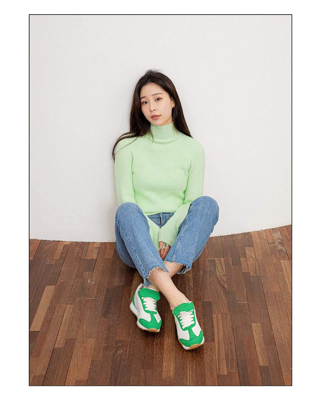 가로수길 , Seoulのインスタグラム：「Shoot for @ravrac_korea ✨ . 착화감 너무 좋다던 신발 🔥 . 그나저나 스튜디오에서 프로필 느낌으로 촬영을 좀 해야하는데 촬영 하러 올 사람?:) 10명정도 ! 상업촬영 아니고 작업 입니다. 관심 있는 분은 DM 주세여 ! 모델 ,배우,일반인 전부 다 상관 없어요!」