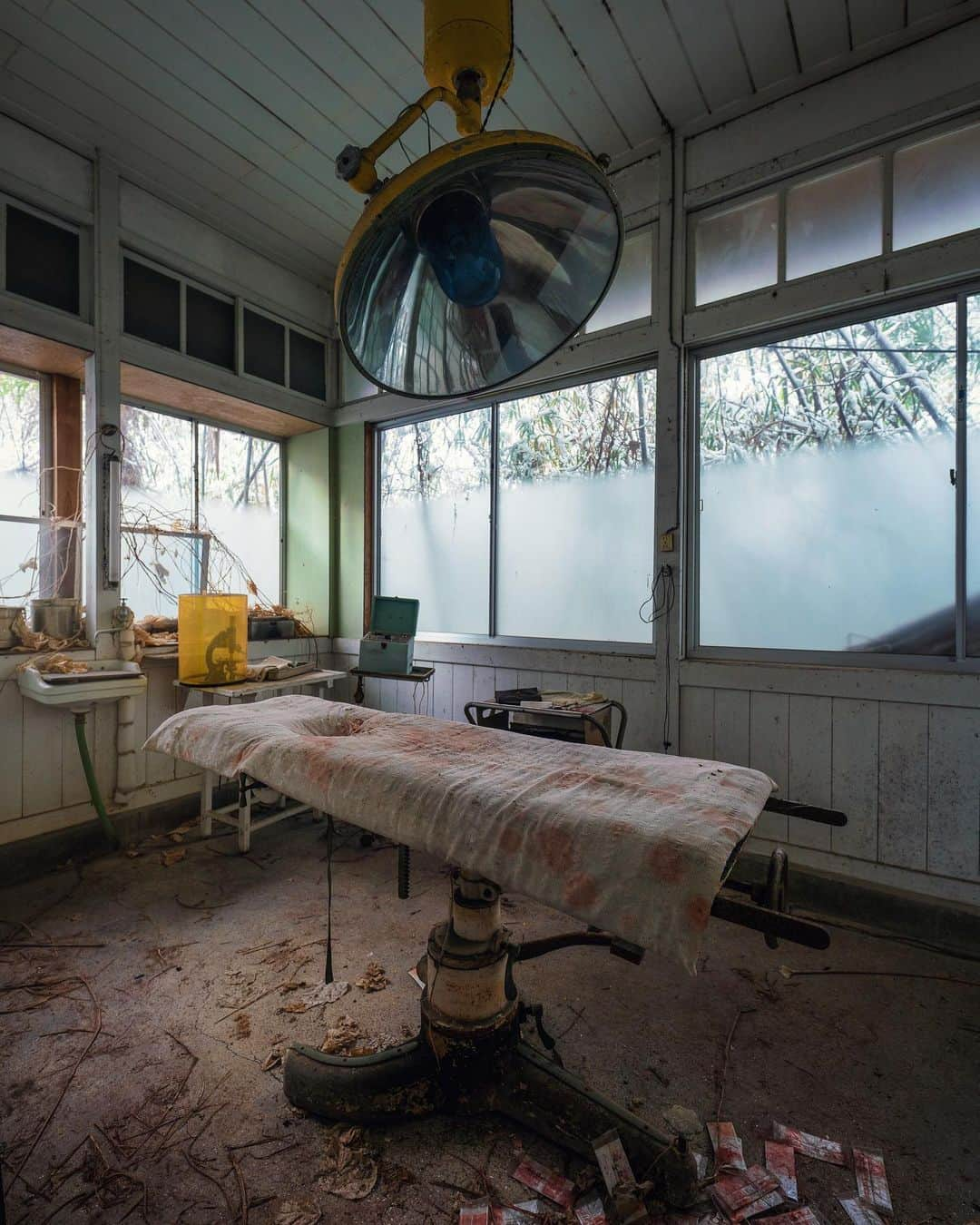 啝 （わ）のインスタグラム：「operating room 𓆲 𓆲 𓆲 #abandonedafterdark #urbex_supreme #desertedplaces #abandon_seekers_ #urbex_regards #welcometwoneverland #kings_abandoned #abandonedcentral #the_urbex_institute #renegade_abandoned #rsa_preciousjunk #glitz_n_grime #gotrespassing #savethedecay #bandorebelz #abandoned_addiction #abandoned #urbex #global_urbex #urbex_utopia #abandonig #allabandoned #urbex_kings #sombrexplore #grime_lords #urbxtreme #all_is_abandoned #discarded_butnot_forgotten #廃墟 #made_in_decay」