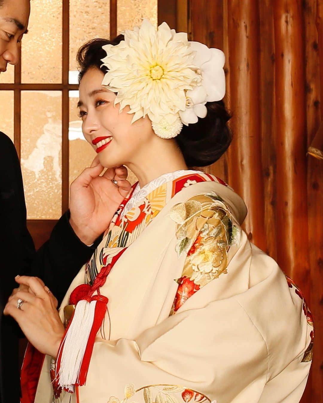 松永ちさとさんのインスタグラム写真 - (松永ちさとInstagram)「𓊆髪型.ヘアードのお花𓊇 紋服や全てのお着物 @authentique_kimono  ✴︎ お花たち𓆸𓆸𓆸 @hanahirowedding  ✴︎ 色打掛 ゆるシニョンに生花をつけたよ 前振りからは巨大白ダリアが見えて、横振りすると ブーケの花と合わせた大小の胡蝶蘭.ピンポンマムがのぞく (紅葉越しは館内の中庭) ✴︎ 引き振袖 花だけチェンジしたよ 色が変化してる赤ピンク小ダリア 下目につけて横と前に向くように (館内の時計前.元旦の投稿) ✴︎ 白無垢 1.高島田に白の鶴簪 黄色の鼈甲鶴簪はよくやるけど 白鶴はやったことなくて 全部白が新鮮で素敵でした⭐︎⭐︎ (長谷寺と紅葉がメイン) ・ 2.綿帽子 私はほぼ高島田で撮ってしまいましたが 寺では花嫁は綿帽子が王道なんですって 紅葉抜けでめちゃばえてました (長谷寺や紅葉と) ・ 3.角隠し 畳上で絶対やりたかったshot 日本のめでたい感満載でとてもお気に入り (館内の畳上でお辞儀) ✴︎ 自分で決めるのが色々と難しい和装ですが萬屋さんの素敵なdirectionのお陰でやりたい事がまとまり、ないすアドバイスも頂けて本当に助かりました🙌💛🥺 お友達も前撮りをしてる時に見に来てくれてパーティ気分を味わえたよ⭐︎⭐︎とても嬉しくて楽しくて素敵な想い出になりました𓍯 関わって頂いた方々に感謝でいっぱいです本当にありがとうございました𓇼𓇼𓇼 ✴︎ コロナ間で前撮りしてよかったことは人気スポットなどは例年たくさんいらっしゃる外国人観光客がいないので今年は空いててロケーション的に逆にラッキーでした⭐︎⭐︎ (混雑しててもその時のらしさが出るのが1番いい写真になると思いますが抜けで撮りたい方にはいい時期かと) ✴︎ 一旦リアル花嫁写真おわります #萬屋本店#前撮り#花嫁レポート #和髪#高島田#鶴簪#綿帽子#角隠し #和装#白無垢#引振袖#色打掛 #wedding#chisawedding  #生花#ブーケ#ヘアード #長谷寺#紅葉#松永ちさと」1月27日 12時44分 - chisato_matsunaga