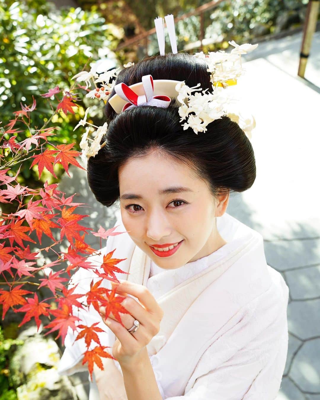 松永ちさとさんのインスタグラム写真 - (松永ちさとInstagram)「𓊆髪型.ヘアードのお花𓊇 紋服や全てのお着物 @authentique_kimono  ✴︎ お花たち𓆸𓆸𓆸 @hanahirowedding  ✴︎ 色打掛 ゆるシニョンに生花をつけたよ 前振りからは巨大白ダリアが見えて、横振りすると ブーケの花と合わせた大小の胡蝶蘭.ピンポンマムがのぞく (紅葉越しは館内の中庭) ✴︎ 引き振袖 花だけチェンジしたよ 色が変化してる赤ピンク小ダリア 下目につけて横と前に向くように (館内の時計前.元旦の投稿) ✴︎ 白無垢 1.高島田に白の鶴簪 黄色の鼈甲鶴簪はよくやるけど 白鶴はやったことなくて 全部白が新鮮で素敵でした⭐︎⭐︎ (長谷寺と紅葉がメイン) ・ 2.綿帽子 私はほぼ高島田で撮ってしまいましたが 寺では花嫁は綿帽子が王道なんですって 紅葉抜けでめちゃばえてました (長谷寺や紅葉と) ・ 3.角隠し 畳上で絶対やりたかったshot 日本のめでたい感満載でとてもお気に入り (館内の畳上でお辞儀) ✴︎ 自分で決めるのが色々と難しい和装ですが萬屋さんの素敵なdirectionのお陰でやりたい事がまとまり、ないすアドバイスも頂けて本当に助かりました🙌💛🥺 お友達も前撮りをしてる時に見に来てくれてパーティ気分を味わえたよ⭐︎⭐︎とても嬉しくて楽しくて素敵な想い出になりました𓍯 関わって頂いた方々に感謝でいっぱいです本当にありがとうございました𓇼𓇼𓇼 ✴︎ コロナ間で前撮りしてよかったことは人気スポットなどは例年たくさんいらっしゃる外国人観光客がいないので今年は空いててロケーション的に逆にラッキーでした⭐︎⭐︎ (混雑しててもその時のらしさが出るのが1番いい写真になると思いますが抜けで撮りたい方にはいい時期かと) ✴︎ 一旦リアル花嫁写真おわります #萬屋本店#前撮り#花嫁レポート #和髪#高島田#鶴簪#綿帽子#角隠し #和装#白無垢#引振袖#色打掛 #wedding#chisawedding  #生花#ブーケ#ヘアード #長谷寺#紅葉#松永ちさと」1月27日 12時44分 - chisato_matsunaga
