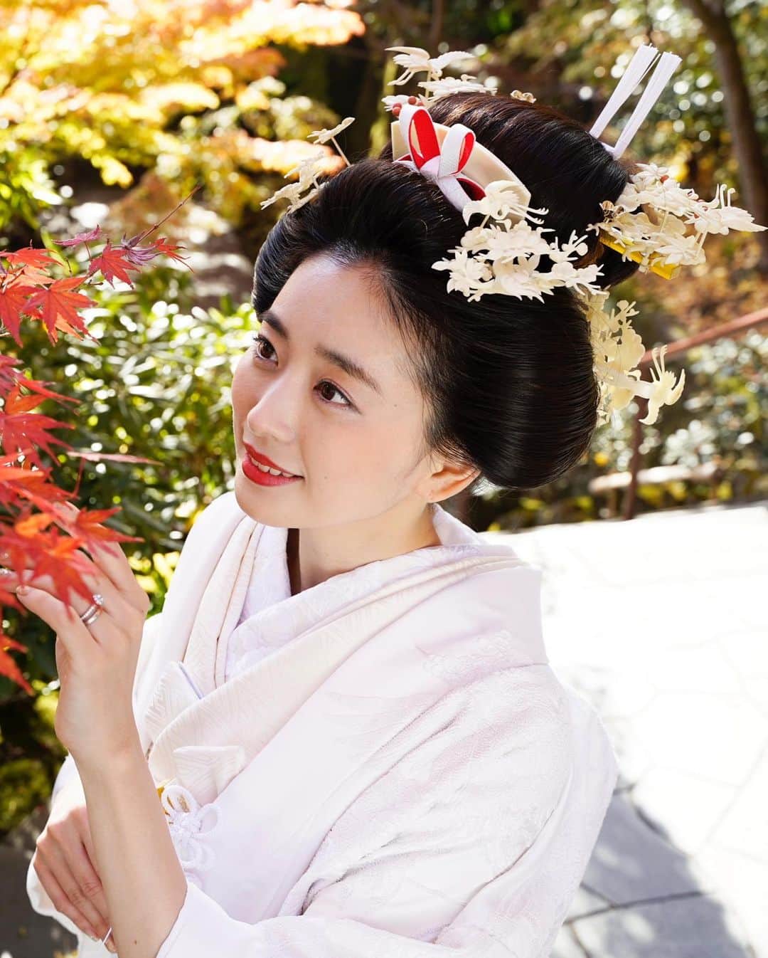 松永ちさとさんのインスタグラム写真 - (松永ちさとInstagram)「𓊆髪型.ヘアードのお花𓊇 紋服や全てのお着物 @authentique_kimono  ✴︎ お花たち𓆸𓆸𓆸 @hanahirowedding  ✴︎ 色打掛 ゆるシニョンに生花をつけたよ 前振りからは巨大白ダリアが見えて、横振りすると ブーケの花と合わせた大小の胡蝶蘭.ピンポンマムがのぞく (紅葉越しは館内の中庭) ✴︎ 引き振袖 花だけチェンジしたよ 色が変化してる赤ピンク小ダリア 下目につけて横と前に向くように (館内の時計前.元旦の投稿) ✴︎ 白無垢 1.高島田に白の鶴簪 黄色の鼈甲鶴簪はよくやるけど 白鶴はやったことなくて 全部白が新鮮で素敵でした⭐︎⭐︎ (長谷寺と紅葉がメイン) ・ 2.綿帽子 私はほぼ高島田で撮ってしまいましたが 寺では花嫁は綿帽子が王道なんですって 紅葉抜けでめちゃばえてました (長谷寺や紅葉と) ・ 3.角隠し 畳上で絶対やりたかったshot 日本のめでたい感満載でとてもお気に入り (館内の畳上でお辞儀) ✴︎ 自分で決めるのが色々と難しい和装ですが萬屋さんの素敵なdirectionのお陰でやりたい事がまとまり、ないすアドバイスも頂けて本当に助かりました🙌💛🥺 お友達も前撮りをしてる時に見に来てくれてパーティ気分を味わえたよ⭐︎⭐︎とても嬉しくて楽しくて素敵な想い出になりました𓍯 関わって頂いた方々に感謝でいっぱいです本当にありがとうございました𓇼𓇼𓇼 ✴︎ コロナ間で前撮りしてよかったことは人気スポットなどは例年たくさんいらっしゃる外国人観光客がいないので今年は空いててロケーション的に逆にラッキーでした⭐︎⭐︎ (混雑しててもその時のらしさが出るのが1番いい写真になると思いますが抜けで撮りたい方にはいい時期かと) ✴︎ 一旦リアル花嫁写真おわります #萬屋本店#前撮り#花嫁レポート #和髪#高島田#鶴簪#綿帽子#角隠し #和装#白無垢#引振袖#色打掛 #wedding#chisawedding  #生花#ブーケ#ヘアード #長谷寺#紅葉#松永ちさと」1月27日 12時44分 - chisato_matsunaga